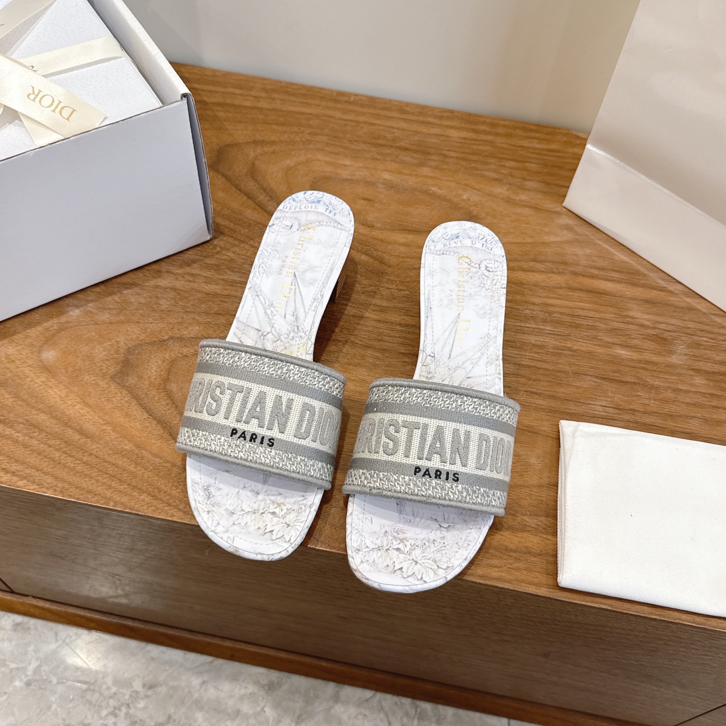 NO:747245,Purchasing agent level!  Can be equipped with airplane case and ribbon. Classic Dior logo computer-embroidered canvas square-heeled slippers, a top-quality and glamorous masterpiece. The most popular spring and summer series at dior counters. It has both temperament and fashion. The classic and durable square heel and round toe design style is particularly beautiful on the feet!  Reproduction of the original version!  Upper: Original customized canvas computer embroidered logo!  Inner lining/feet: original custom imported washed cowhide leather lining!  Italian grade A leather outsole!  Heel height 4.5cm, size 34-43 (34, 40, 41, 42, 43 customized, non-refundable), slippers, dior, dior, slippers, cowhide, Leather soles19860909代购级别！可配飞机盒、丝带 经典迪奥logo电脑绣帆布方跟拖鞋,上乘美艳力作 dior专柜最火春夏系列 兼备气质 时尚 经典耐看的方跟、圆头设计风格 上脚效果特别美！原版复刻制作！ 鞋面:原版定制帆布电脑刺绣Logo！ 内里/垫脚:原版定制进口水洗牛皮皮里 ！ 意大利A级真皮大底！ 跟高4.5cm 码数34-43（34,40,41,42,43定制不退换）,拖鞋,dior,dior,slippers,cowhide,Leather soles,Women's Shoes