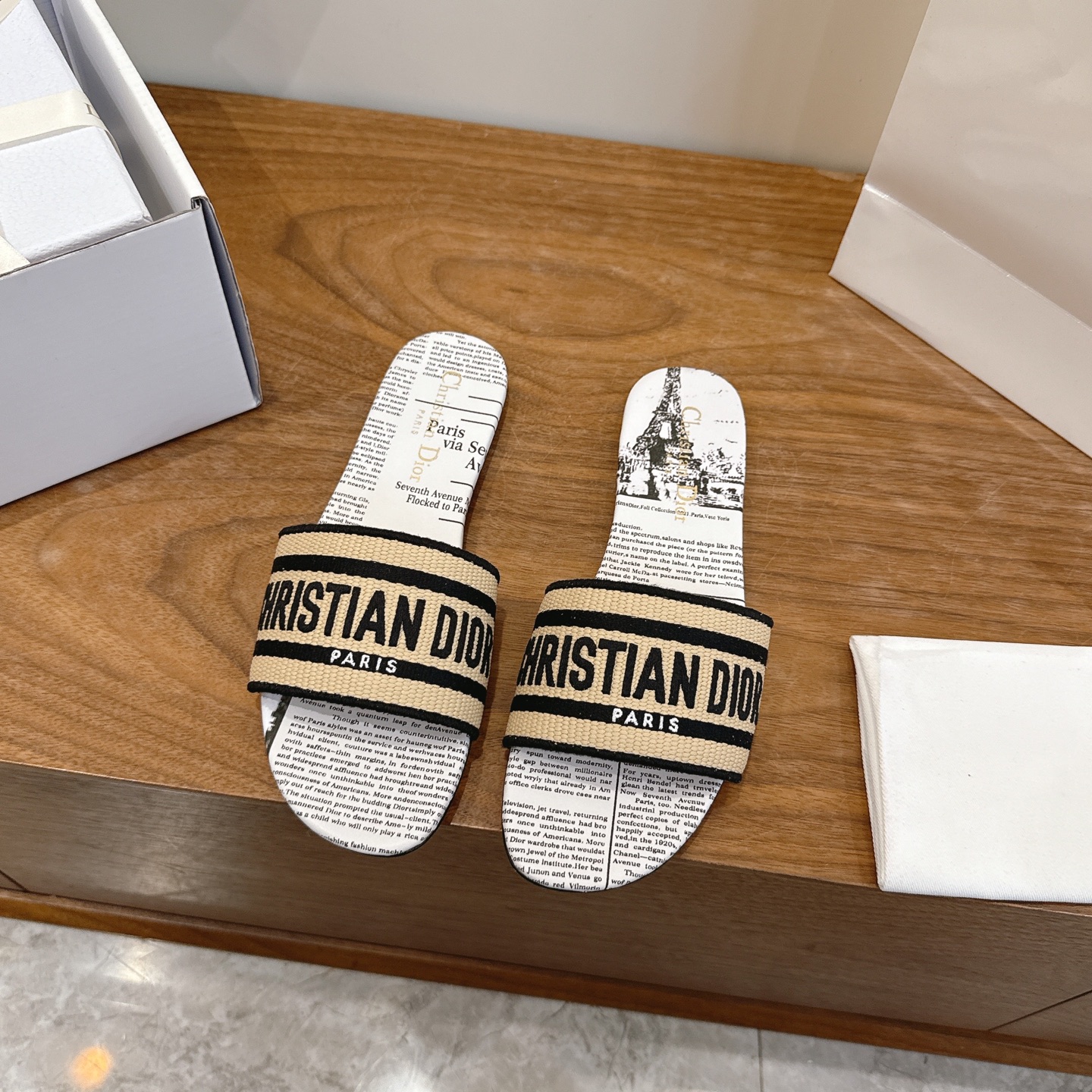 NO:680566,Flat-soled high-heeled Dior spring and summer new word-block color-blocked women's shoes CD letter logo three-dimensional embroidery Square-toe thick heel jelly-colored open-toed slippers The top version on the market Material: Upper original high-temperature water-soluble cotton electro-embroidered technical silk fabric + water-dyed sheepskin lining + Italian leather outsole Packaging Each pair of shoes comes with an airplane box Heel height: 4.5CM  size34-43 (34.40.41.42.43 customized, non-refundable and non-exchangeable), slippers, dior, dior, slippers, sheepskin, real silk, Leather soles19860909平底 高跟 迪奥 Dior 春夏新款一字拖拼色女鞋 CD字母logo立体刺绣 方头粗跟果冻色露趾拖鞋 市面顶级版本 材质:鞋面原版一致高温水溶棉质电绣科技真丝面料+水染羊皮内里+意大利真皮大底 包装每对鞋配飞机盒 跟高:4.5CM size34-43（34.40.41.42.43定做不退不换）,拖鞋,dior,dior,slippers,sheepskin,real silk,Leather soles,Women's Shoes