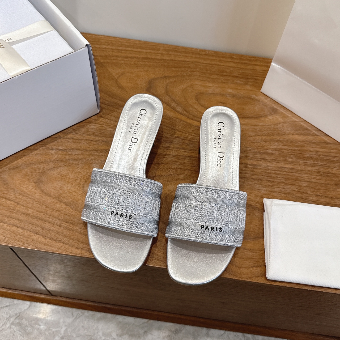 NO:748117,Purchasing agent level!  Can be equipped with airplane case and ribbon. The classic Dway slippers are a classic item. They are carefully made of elegant classic color cotton fabrics, decorated with metallic luster thread embroidery and embellished with colorful crystals. The upper is decorated with Christian Dior Paris logo embroidery, which is eye-catching and versatile. It can be matched with various outfits to create a refined look. Outsole Italian A-grade leather outsole Heel height: 4.5CM  size34-43 (34.40.41.42.43 customized, non-refundable and non-exchangeable), slippers, dior, slippers, Leather soles19860909代购级别！可配飞机盒、丝带 经典的 Dway 拖鞋是一款经典单品.采用优雅的经典色棉质面料精心制作,饰以金属光泽线刺绣,点缀以彩色色调仿水晶.鞋面饰以Christian Dior Paris标志刺绣,醒目百搭.可与各式装扮搭配,打造精致的造型. 大底意大利A级真皮大底 跟高:4.5CM size34-43（34.40.41.42.43定做不退不换）,拖鞋,dior,slippers,Leather soles,Women's Shoes