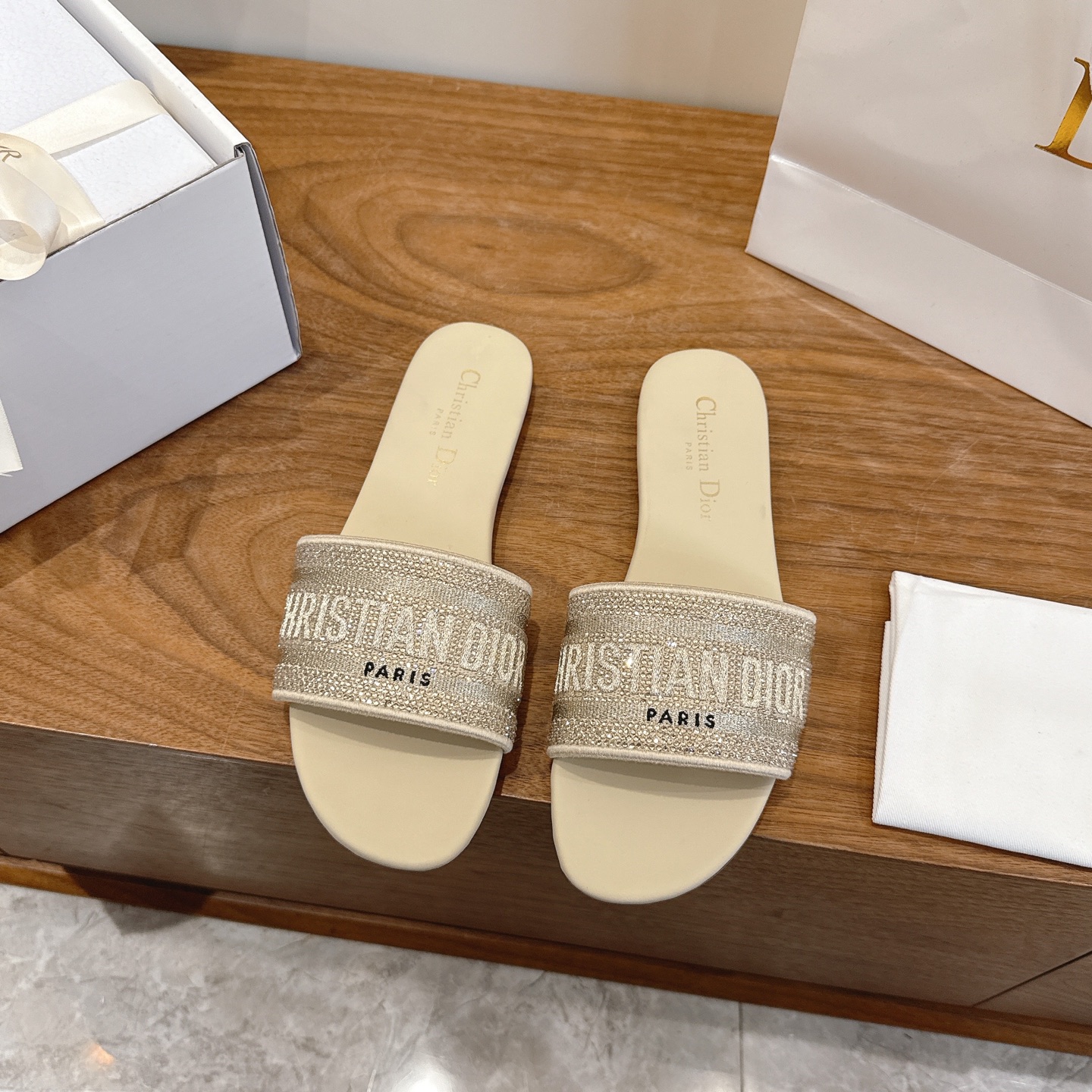 NO:680575,Flat high-heeled Dior spring and summer new flash diamond one-piece color-blocked women's shoes CD letter logo three-dimensional embroidery Square toe thick heel jelly-colored open-toe slippers The top version on the market Material: upper original high-temperature water-soluble cotton electric embroidered technical silk fabric + water-dyed sheepskin lining + Italian leather outsole Packaging Each pair of shoes comes with an airplane box Heel height: 4.5CM  size34-43 (34.40.41.42.43 customized, non-refundable and non-exchangeable), slippers, dior, dior, slippers, sheepskin, real silk, Leather soles19860909平底 高跟 迪奥 Dior 春夏新款闪钻一字拖拼色女鞋 CD字母logo立体刺绣 方头粗跟果冻色露趾拖鞋 市面顶级版本 材质:鞋面原版一致高温水溶棉质电绣科技真丝面料+水染羊皮内里+意大利真皮大底 包装每对鞋配飞机盒 跟高:4.5CM size34-43（34.40.41.42.43定做不退不换）,拖鞋,dior,dior,slippers,sheepskin,real silk,Leather soles,Women's Shoes