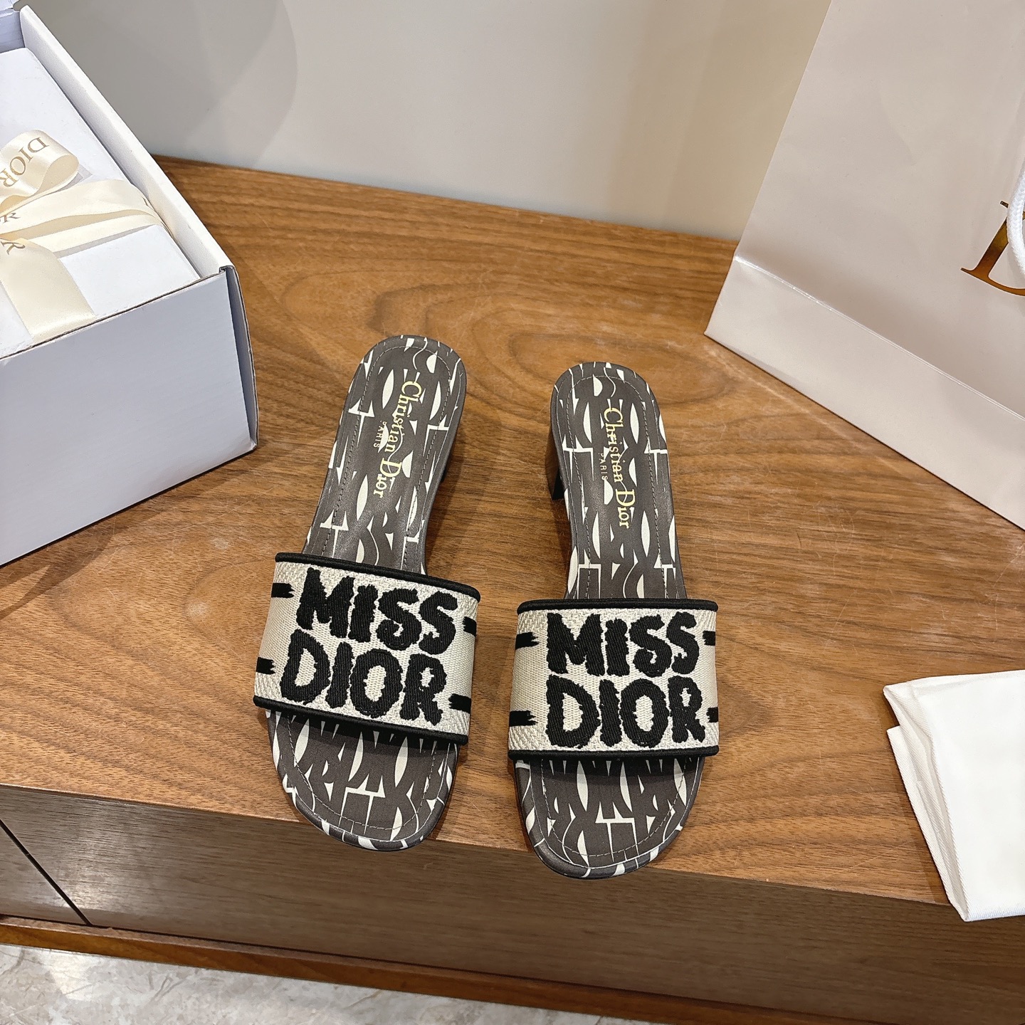 NO:747239,Purchasing agent level!  Can be equipped with airplane box and ribbon. Dior miss Dior series flat slippers, classic and high-quality glamorous masterpieces. The most popular spring and summer series at dior counters have both temperament, fashion, classic and attractive design style, and the effect on the feet is particularly beautiful!  Reproduction of the original version!  Original custom canvas computer embroidered logo on the upper!  Inner lining/feet: original custom imported washed cowhide leather lining!  Italian grade A leather outsole!  Heel height 1.5cm, size 34-43 (34, 40, 41, 42, 43 customized, non-refundable), slippers, dior, dior, slippers, cowhide, Leather soles19860909代购级别！可配飞机盒、丝带 迪奥miss Dior 系列平底拖鞋,经典上乘美艳力作 dior专柜最火春夏系列 兼备气质 时尚 经典耐看的设计风格 上脚效果特别美！原版复刻制作！ 鞋面原版定制帆布电脑刺绣Logo！ 内里/垫脚:原版定制进口水洗牛皮皮里 ！ 意大利A级真皮大底！ 跟高1.5cm 码数34-43（34,40,41,42,43定制不退换）,拖鞋,dior,dior,slippers,cowhide,Leather soles,Women's Shoes