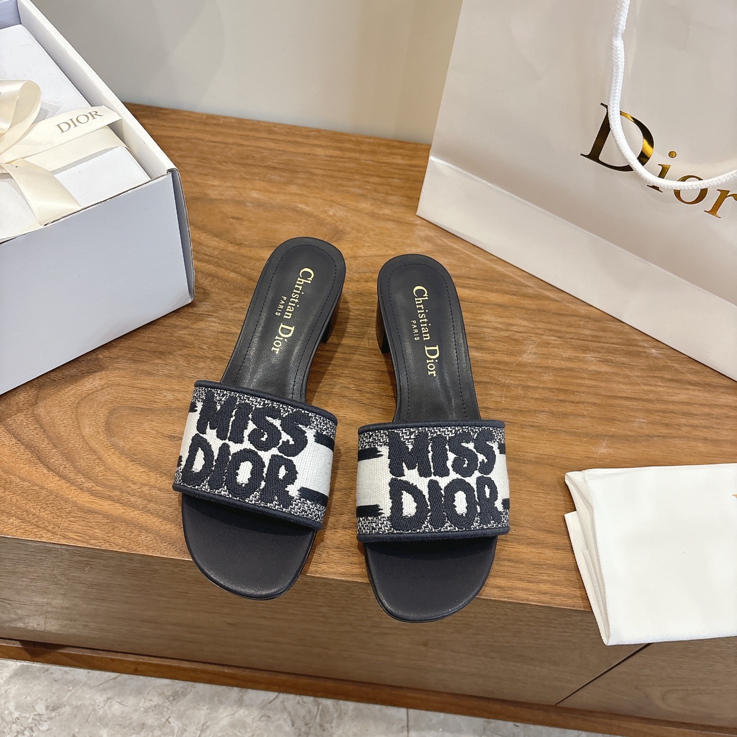 NO:747212,Purchasing agent level!  Can be equipped with airplane box and ribbon. Dior miss Dior series slippers, classic and high-quality glamorous masterpieces. The most popular spring and summer series of dior counters have both temperament, fashion, classic and eye-catching design style, and the effect on the feet is particularly beautiful!  Reproduction of the original version!  Original custom canvas computer embroidered logo on the upper!  Inner lining/feet: original custom imported washed cowhide leather lining!  Italian grade A leather outsole!  Heel height 4.5cm, size 34-43 (34, 40, 41, 42, 43 customized, non-refundable), slippers, dior, dior, slippers, cowhide, Leather soles19860909代购级别！可配飞机盒、丝带 迪奥miss Dior 系列拖鞋,经典上乘美艳力作 dior专柜最火春夏系列 兼备气质 时尚 经典耐看的设计风格 上脚效果特别美！原版复刻制作！ 鞋面原版定制帆布电脑刺绣Logo！ 内里/垫脚:原版定制进口水洗牛皮皮里 ！ 意大利A级真皮大底！ 跟高4.5cm 码数34-43（34,40,41,42,43定制不退换）,拖鞋,dior,dior,slippers,cowhide,Leather soles,Women's Shoes