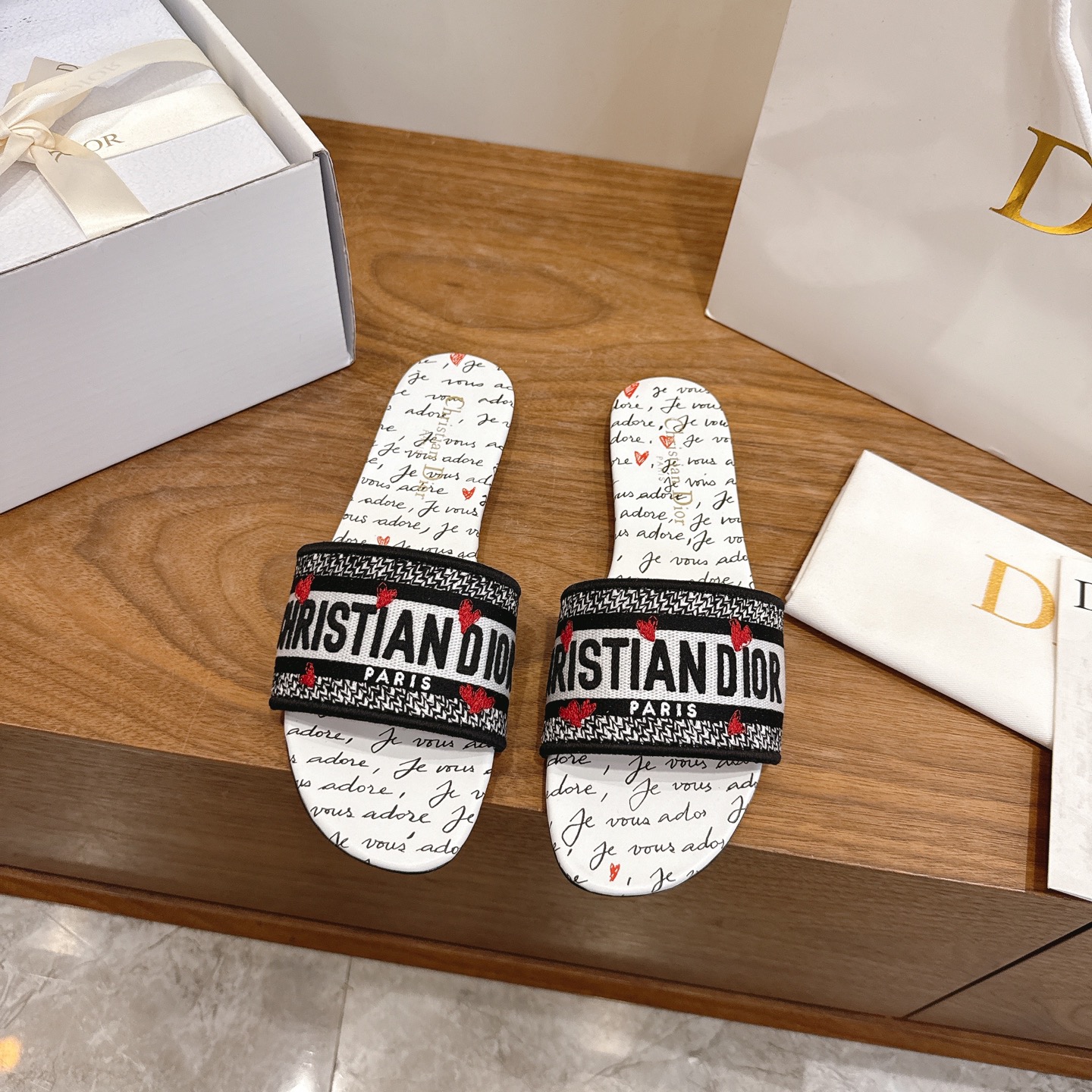 NO:747228,Purchasing agent level!  Can be equipped with airplane case and ribbon. Dior logo computer embroidered canvas flat slippers are a classic, high-quality and glamorous masterpiece. The most popular spring and summer series at dior counters have both temperament, fashion, classic and attractive design style, and the effect on the feet is particularly beautiful!  Reproduction of the original version!  Upper: Original customized canvas computer embroidered logo!  Inner lining/feet: original custom imported washed cowhide leather lining!  Italian grade A leather outsole!  Size 34-43 (34, 40, 41, 42, 43 customization is not returnable), slippers, dior, dior, slippers, cowhide, Leather soles19860909代购级别！可配飞机盒、丝带 迪奥logo电脑绣帆布平底拖鞋经典上乘美艳力作 dior专柜最火春夏系列 兼备气质 时尚 经典耐看的设计风格 上脚效果特别美！原版复刻制作！ 鞋面:原版定制帆布电脑刺绣Logo！ 内里/垫脚:原版定制进口水洗牛皮皮里 ！ 意大利A级真皮大底！ 码数34-43（34,40,41,42,43定制不退换）,拖鞋,dior,dior,slippers,cowhide,Leather soles,Women's Shoes