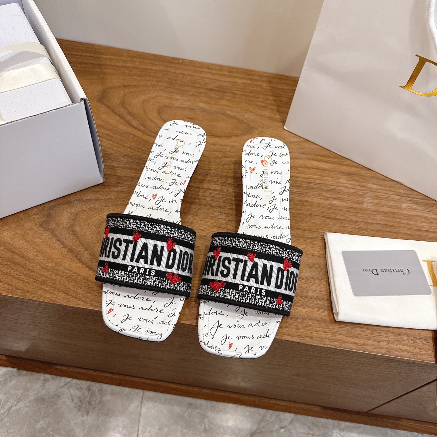 NO:680584,Flat-soled high-heeled Dior spring and summer new word-block color-blocked women's shoes CD letter logo three-dimensional embroidery Square-toe thick heel jelly-colored open-toed slippers The top version on the market Material: Upper original high-temperature water-soluble cotton electro-embroidered technical silk fabric + water-dyed sheepskin lining + Italian leather outsole Packaging Each pair of shoes comes with an airplane box Heel height: 4.5CM  size34-43 (34.40.41.42.43 customized, non-refundable and non-exchangeable), slippers, dior, dior, slippers, sheepskin, real silk, Leather soles19860909平底 高跟 迪奥 Dior 春夏新款一字拖拼色女鞋 CD字母logo立体刺绣 方头粗跟果冻色露趾拖鞋 市面顶级版本 材质:鞋面原版一致高温水溶棉质电绣科技真丝面料+水染羊皮内里+意大利真皮大底 包装每对鞋配飞机盒 跟高:4.5CM size34-43（34.40.41.42.43定做不退不换）,拖鞋,dior,dior,slippers,sheepskin,real silk,Leather soles,Women's Shoes