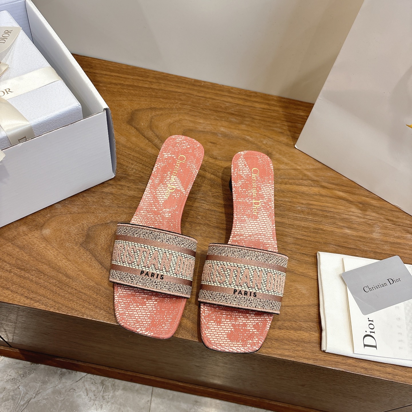 NO:680586,Flat high heel Dior 2026 new spring and summer one-piece color-blocked women's shoes CD letter logo three-dimensional embroidery Square toe thick heel jelly color open-toe slippers The top version on the market Material: Upper original high-temperature water-soluble cotton electro-embroidered technical silk fabric + water-dyed sheepskin lining + Italian leather outsole Packaging Each pair of shoes comes with an airplane box Heel height: 4.5CM  size34-43 (34.40.41.42.43 customized, non-refundable and non-exchangeable), slippers, dior, dior, slippers, sheepskin, real silk, Leather soles19860909平底 高跟 迪奥 Dior 2026春夏新款一字拖拼色女鞋 CD字母logo立体刺绣 方头粗跟果冻色露趾拖鞋 市面顶级版本 材质:鞋面原版一致高温水溶棉质电绣科技真丝面料+水染羊皮内里+意大利真皮大底 包装每对鞋配飞机盒 跟高:4.5CM size34-43（34.40.41.42.43定做不退不换）,拖鞋,dior,dior,slippers,sheepskin,real silk,Leather soles,Women's Shoes