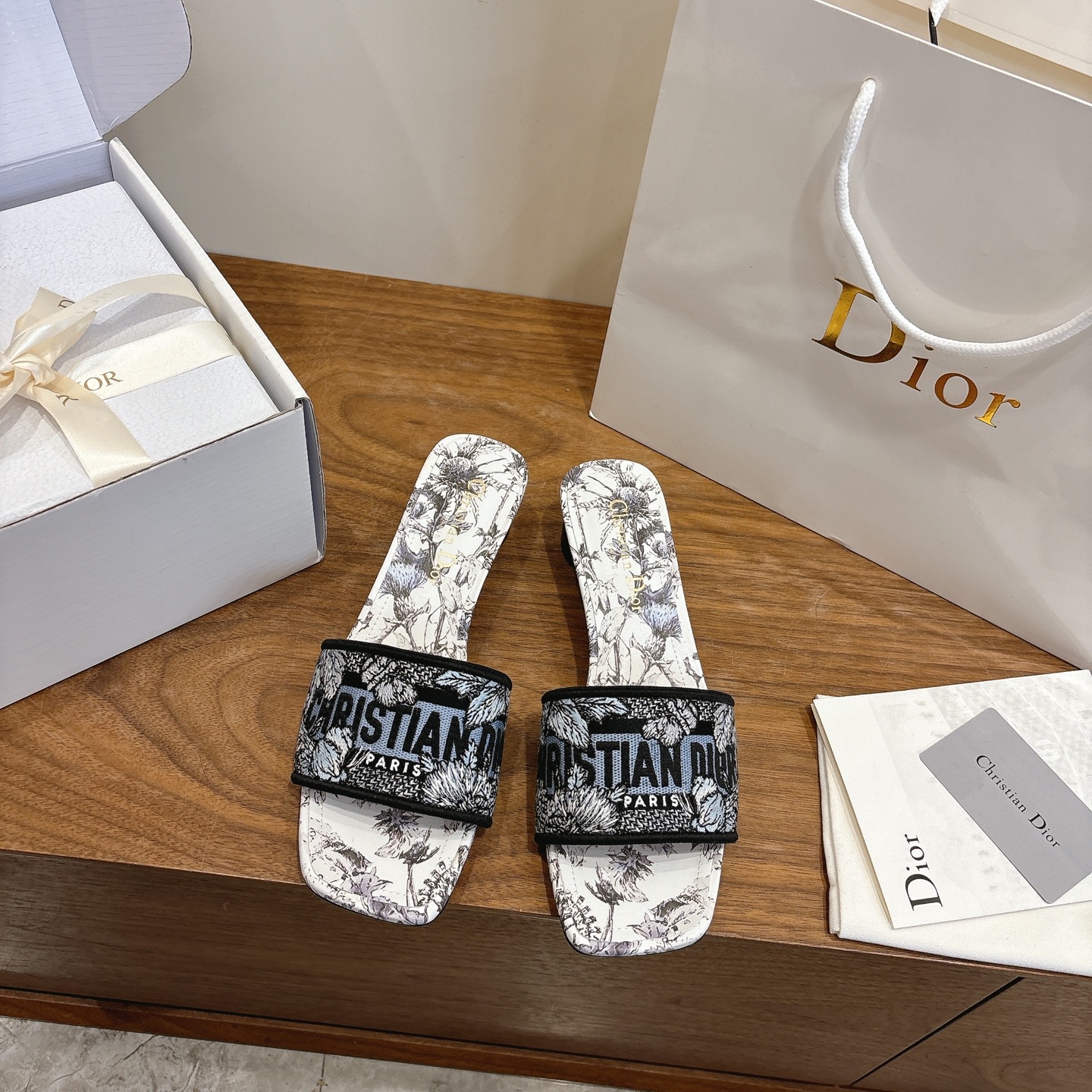 NO:747225,Purchasing agent level!  Can be equipped with airplane case and ribbon. Classic Dior logo computer embroidered canvas flat slippers. Classic and high-quality glamorous masterpiece. Dior counter's most popular spring and summer series. It has both temperament and fashion. The classic and durable square toe design style is particularly beautiful on the feet!  Reproduction of the original version!  Upper: Original customized canvas computer embroidered logo!  Inner lining/feet: original custom imported washed cowhide leather lining!  Italian grade A leather outsole!  Heel height 3.5cm, size 34-43 (34, 40, 41, 42, 43 customized, non-refundable), slippers, dior, dior, slippers, cowhide, Leather soles19860909代购级别！可配飞机盒、丝带 经典迪奥logo电脑绣帆布平底拖鞋经典上乘美艳力作 dior专柜最火春夏系列 兼备气质 时尚 经典耐看的方头设计风格 上脚效果特别美！原版复刻制作！ 鞋面:原版定制帆布电脑刺绣Logo！ 内里/垫脚:原版定制进口水洗牛皮皮里 ！ 意大利A级真皮大底！ 跟高3.5cm 码数34-43（34,40,41,42,43定制不退换）,拖鞋,dior,dior,slippers,cowhide,Leather soles,Women's Shoes