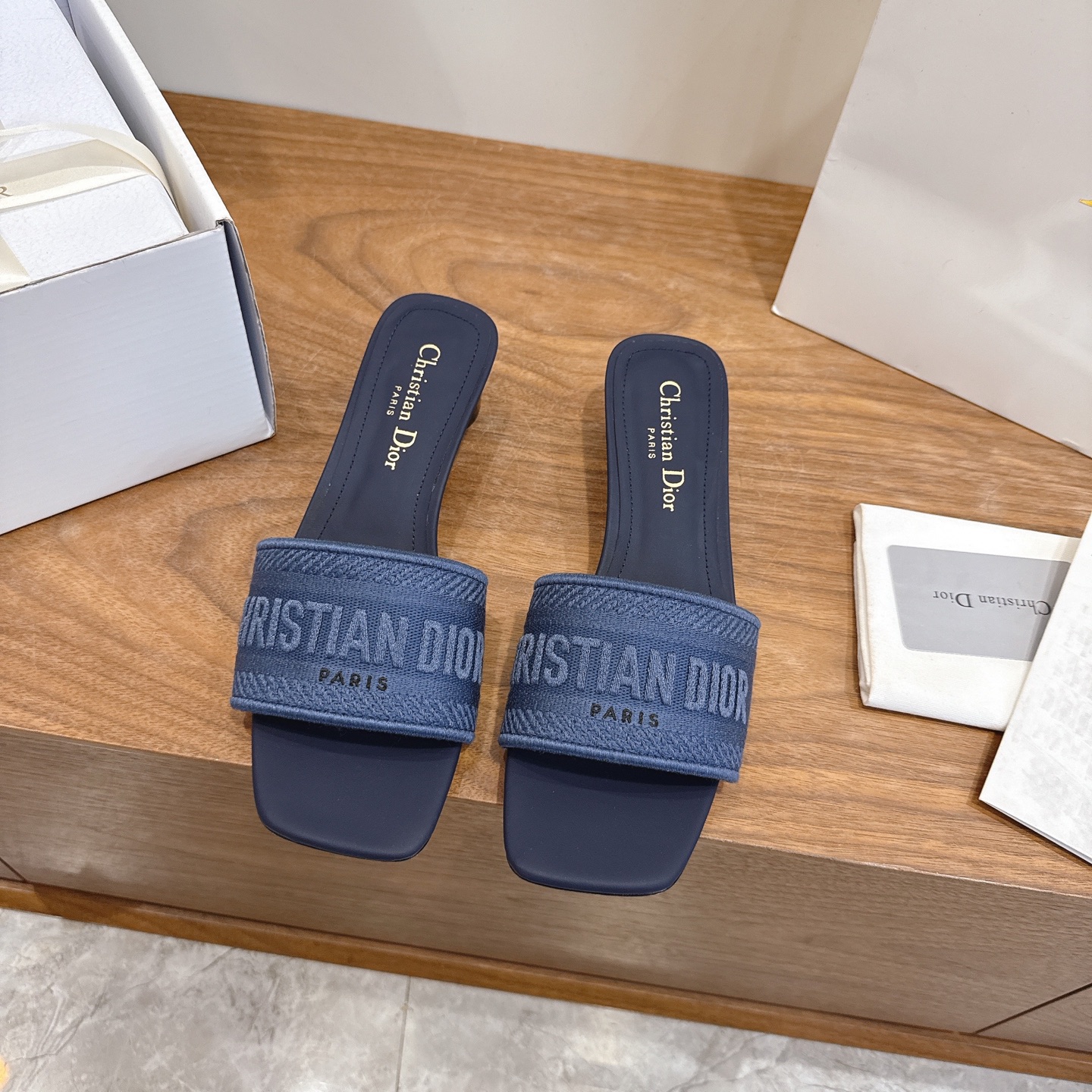 NO:747231,Purchasing agent level!  Can be equipped with airplane case and ribbon. Classic Dior logo computer embroidered canvas flat slippers. Classic and high-quality glamorous masterpiece. Dior counter's most popular spring and summer series. It has both temperament and fashion. The classic and durable square toe design style is particularly beautiful on the feet!  Reproduction of the original version!  Upper: Original customized canvas computer embroidered logo!  Inner lining/feet: original custom imported washed cowhide leather lining!  Italian grade A leather outsole!  Heel height 3.5cm, size 34-43 (34, 40, 41, 42, 43 customized, non-refundable), slippers, dior, dior, slippers, cowhide, Leather soles19860909代购级别！可配飞机盒、丝带 经典迪奥logo电脑绣帆布平底拖鞋经典上乘美艳力作 dior专柜最火春夏系列 兼备气质 时尚 经典耐看的方头设计风格 上脚效果特别美！原版复刻制作！ 鞋面:原版定制帆布电脑刺绣Logo！ 内里/垫脚:原版定制进口水洗牛皮皮里 ！ 意大利A级真皮大底！ 跟高3.5cm 码数34-43（34,40,41,42,43定制不退换）,拖鞋,dior,dior,slippers,cowhide,Leather soles,Women's Shoes