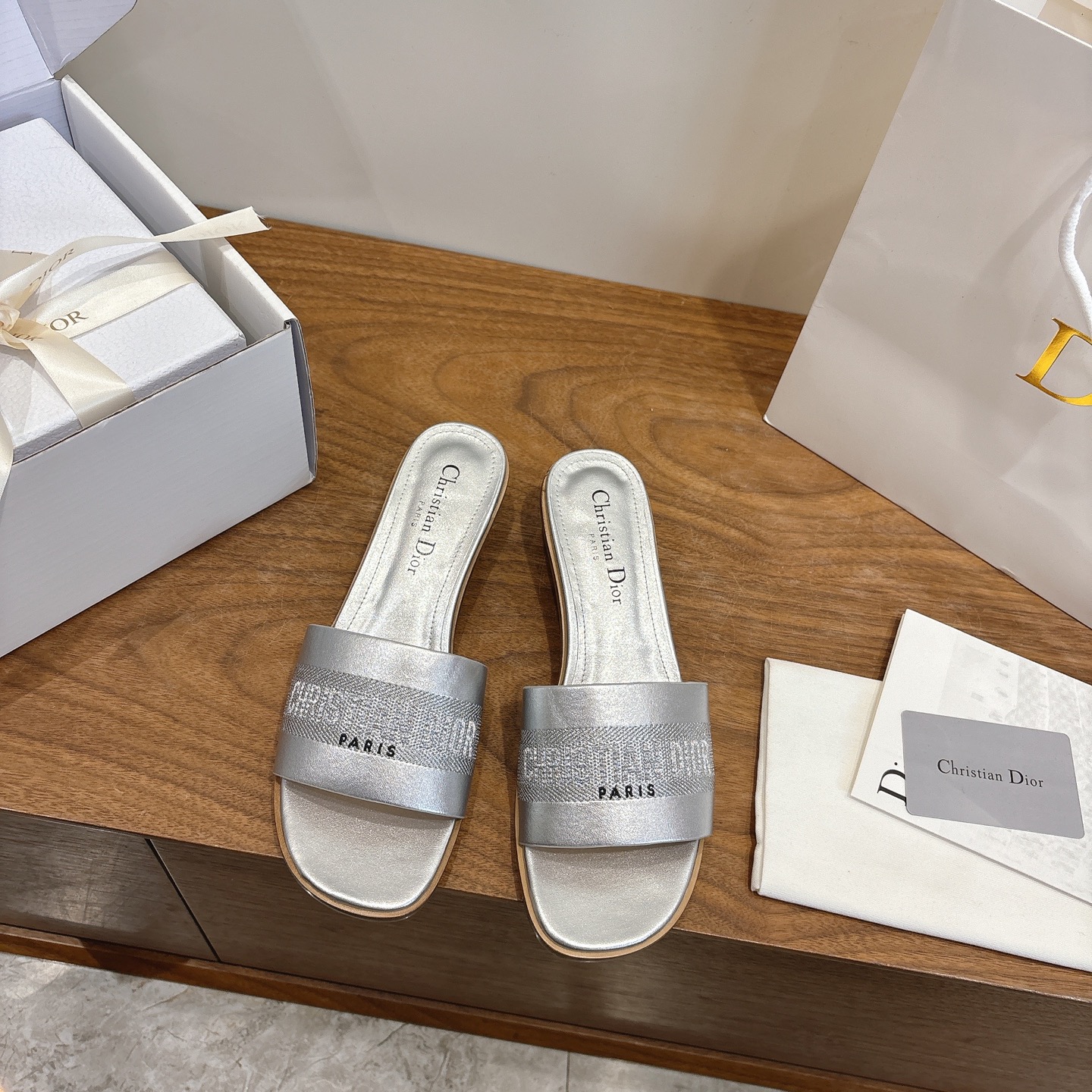 NO:680551,High-heeled Dior 2026 spring and summer new leather slip-on color-blocked women's shoes with CD letter logo three-dimensional embroidery Round square toe thick heel jelly-colored open-toe slippers The top version on the market Material: Upper original consistent high-temperature water-soluble cotton electro-embroidery technology silk fabric + water-dyed sheepskin lining + Italian leather outsole Packaging Each pair of shoes comes with an airplane box Heel height: 4.5CM  size34-43 (34.40.41.42.43 customized, non-refundable and non-exchangeable), slippers, dior, dior, slippers, sheepskin, real silk, Leather soles19860909高跟 迪奥 Dior 2026春夏新款皮面一字拖拼色女鞋 CD字母logo立体刺绣 圆方头粗跟果冻色露趾拖鞋 市面顶级版本 材质:鞋面原版一致高温水溶棉质电绣科技真丝面料+水染羊皮内里+意大利真皮大底 包装每对鞋配飞机盒 跟高:4.5CM size34-43（34.40.41.42.43定做不退不换）,拖鞋,dior,dior,slippers,sheepskin,real silk,Leather soles,Women's Shoes