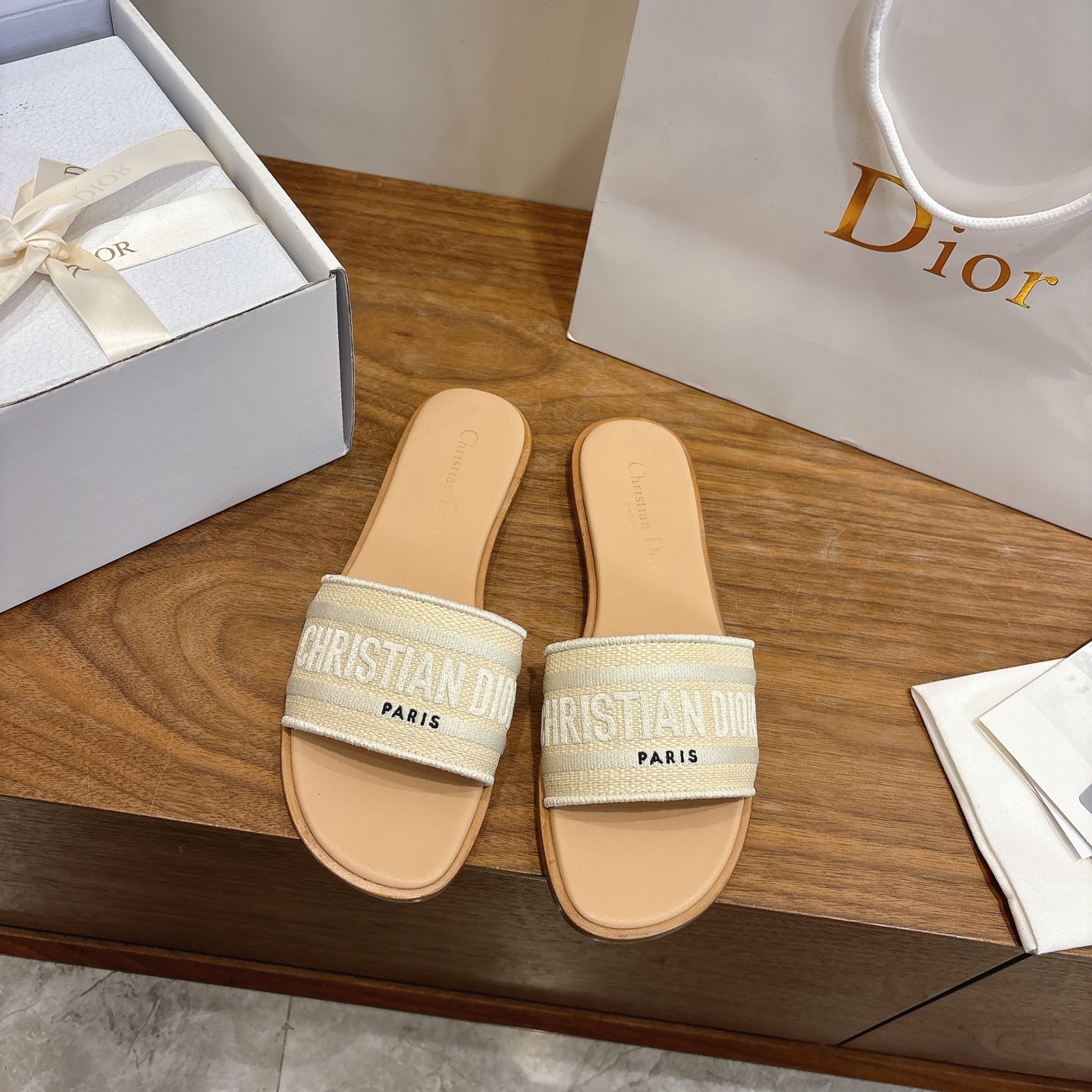 NO:747218,Purchasing agent level!  Can be equipped with airplane case and ribbon. Dior Dway sandals are an iconic and timeless design. The natural raffia and candy-colored cotton upper is embroidered with Christian Dior Paris' signature, giving it an impeccable touch. Main body: cotton, technical fabric lining: sheep leather Outsole Italian leather outsole Heel height 1.5CM,  Size 34-43 (34.41.42, 43 customized, non-refundable and non-exchangeable), slippers, dior, dior, slippers, sheepskin, Leather soles19860909代购级别！可配飞机盒、丝带 迪奥Dway凉拖是标志性和永恒的设计.天然拉菲草和糖果色棉质鞋面绣有Christian Dior Paris的签名,给人一种无可挑剔的触感. 主体:棉,科技面料里料:羊皮革 大底意大利真皮大底 跟高1.5CM, 码数34-43（34.41.42,43定制不退不换）,拖鞋,dior,dior,slippers,sheepskin,Leather soles,Women's Shoes