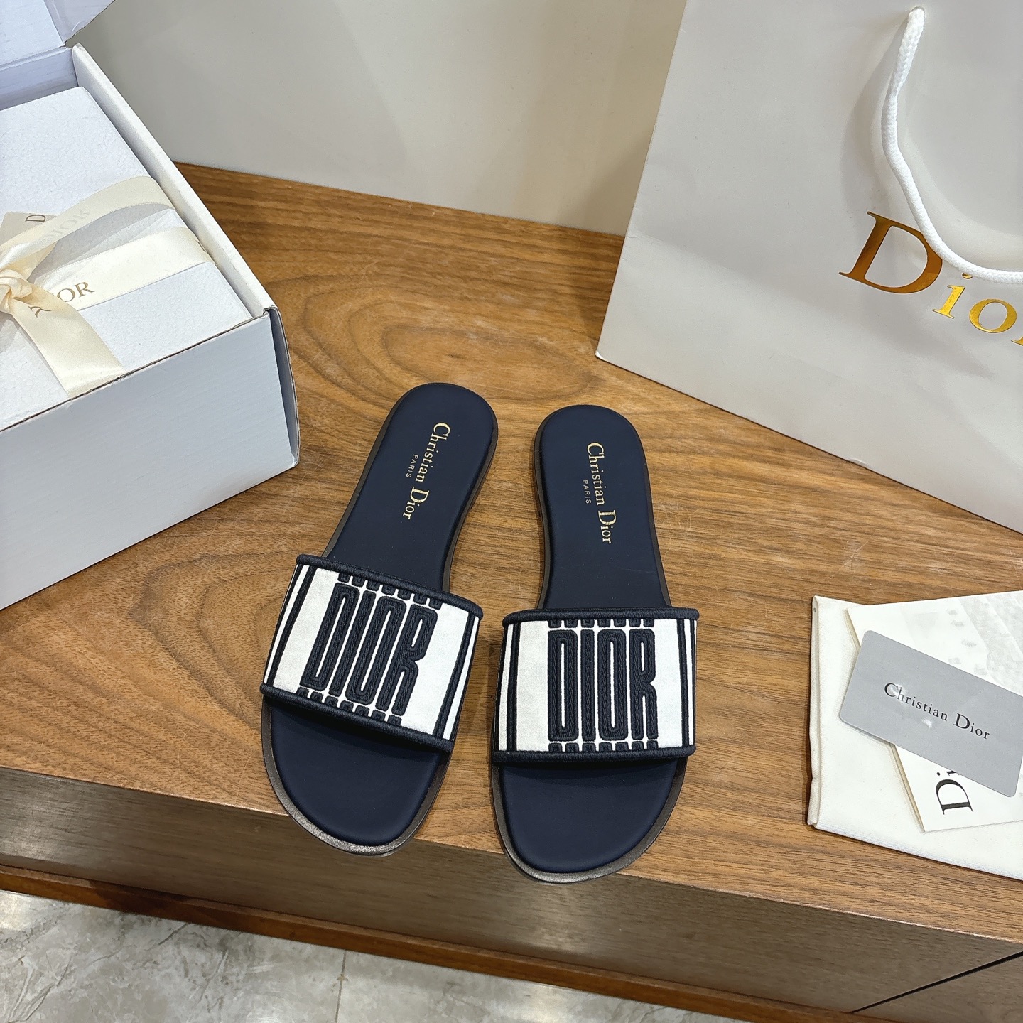 NO:680558,Flat bottom Dior 2026 spring and summer new one-piece color-blocked women's shoes CD letter logo three-dimensional embroidery Round square toe thick heel jelly-colored open-toe slippers The top version on the market Material: upper original high-temperature water-soluble cotton electric embroidery technology silk fabric + water-dyed sheepskin lining + Italian leather outsole Packaging Each pair of shoes comes with an airplane box  size34-43 (34.40.41.42.43 customized, non-refundable and non-exchangeable), slippers, dior, dior, slippers, sheepskin, real silk, Leather soles19860909平底 迪奥 Dior 2026春夏新款一字拖拼色女鞋 CD字母logo立体刺绣 圆方头粗跟果冻色露趾拖鞋 市面顶级版本 材质:鞋面原版一致高温水溶棉质电绣科技真丝面料+水染羊皮内里+意大利真皮大底 包装每对鞋配飞机盒 size34-43（34.40.41.42.43定做不退不换）,拖鞋,dior,dior,slippers,sheepskin,real silk,Leather soles,Women's Shoes