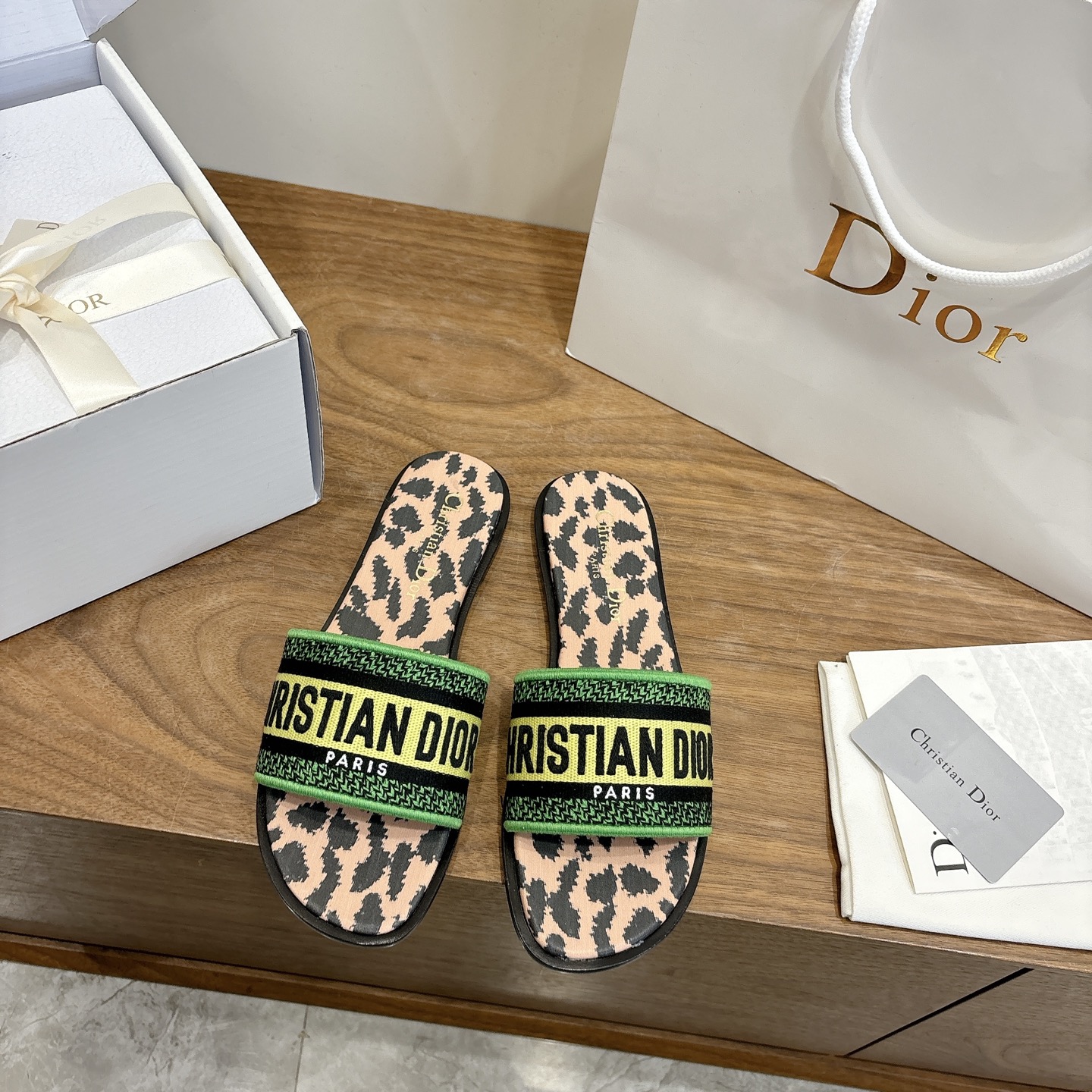 NO:747222,Purchasing agent level!  Can be equipped with airplane case and ribbon. Dior Dway cotton sandals are from the Dior Souvenir limited series, decorated with multi-color Dior Souvenir patterns, using colorful colors to highlight the distinctive characteristics of the local area, vividly showing the style of Dior's cherished destinations. The natural raffia effect fabric and cotton upper are decorated with Christian Dior logo embroidery, which is more refined. Can be worn with other Dior Souvenir items to create a matching look. Main body cotton  Lining sheepskin, outsole Italian leather outsole, high flat heel, size 34-43 (34.41.42, 43 customized, non-refundable and non-exchangeable), slippers, dior, dior, slippers, sheepskin, Leather soles19860909代购级别！可配飞机盒、丝带 迪奥Dway 棉质凉拖来自 Dior Souvenir 限定系列,饰以多色Dior Souvenir 图案,运用缤纷色彩突显当地的鲜明特色,生动展现 Dior 珍视目的地的风采.自然色酒椰草效果面料和棉质鞋面饰以 Christian Dior 标志刺绣,更显精致.可与其他 DiorSouvenir 单品搭配穿着,打造配套造型. 主体棉 里料羊皮革 大底意大利真皮大底 跟高平底 码数34-43（34.41.42,43定制不退不换）,拖鞋,dior,dior,slippers,sheepskin,Leather soles,Women's Shoes