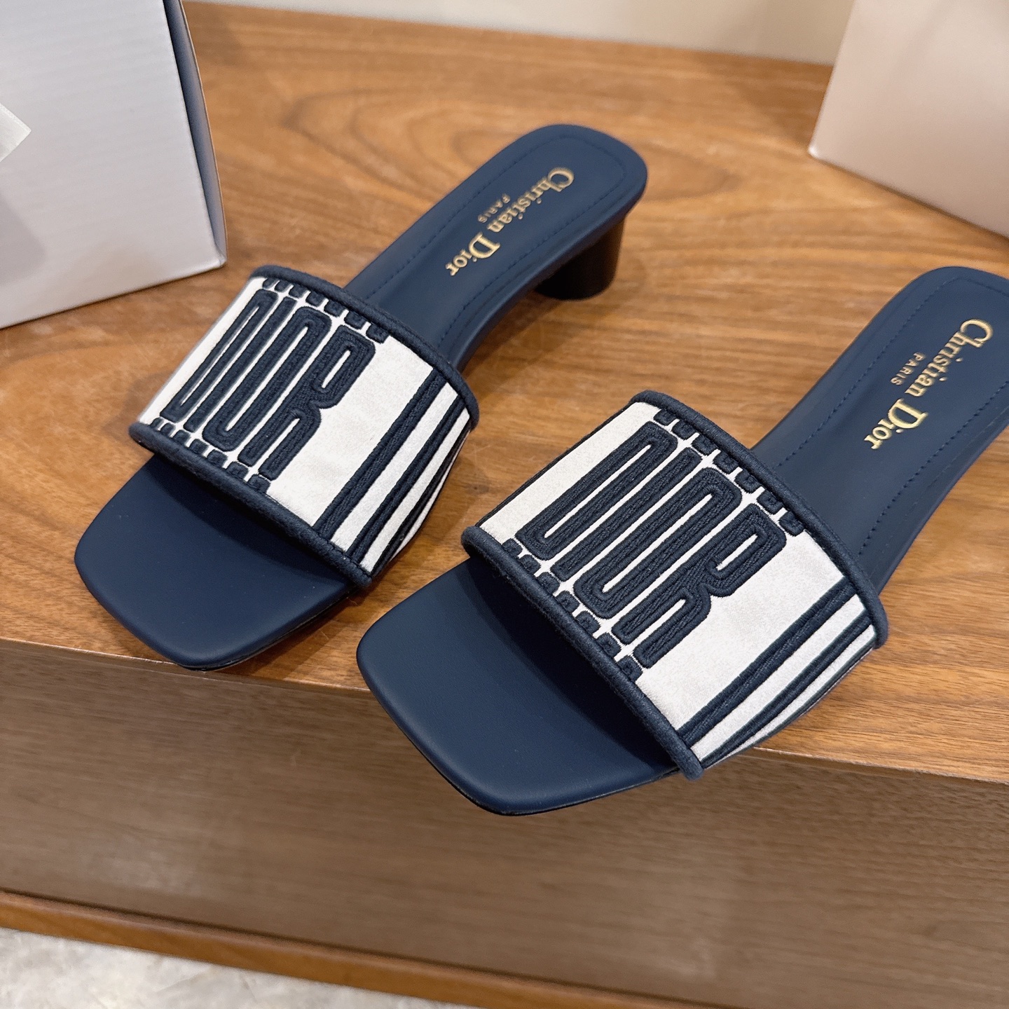 NO:680543,Flat-soled Dior 2026 spring and summer new one-piece color-blocked women's shoes with CD letter logo three-dimensional embroidery Square toe thick heel jelly-colored open-toe slippers Top version on the market Material: Upper original high-temperature water-soluble cotton electro-embroidered technical silk fabric + water-dyed sheepskin lining + Italian leather outsole Heel height 4.5cm Packaging Each pair of shoes comes with an airplane box  size34-43 (34.40.41.42.43 customized, non-refundable and non-exchangeable), slippers, dior, dior, slippers, sheepskin, real silk, Leather soles19860909平底 迪奥 Dior 2026春夏新款一字拖拼色女鞋 CD字母logo立体刺绣 方头粗跟果冻色露趾拖鞋 市面顶级版本 材质:鞋面原版一致高温水溶棉质电绣科技真丝面料+水染羊皮内里+意大利真皮大底 跟高4.5cm 包装每对鞋配飞机盒 size34-43（34.40.41.42.43定做不退不换）,拖鞋,dior,dior,slippers,sheepskin,real silk,Leather soles,Women's Shoes