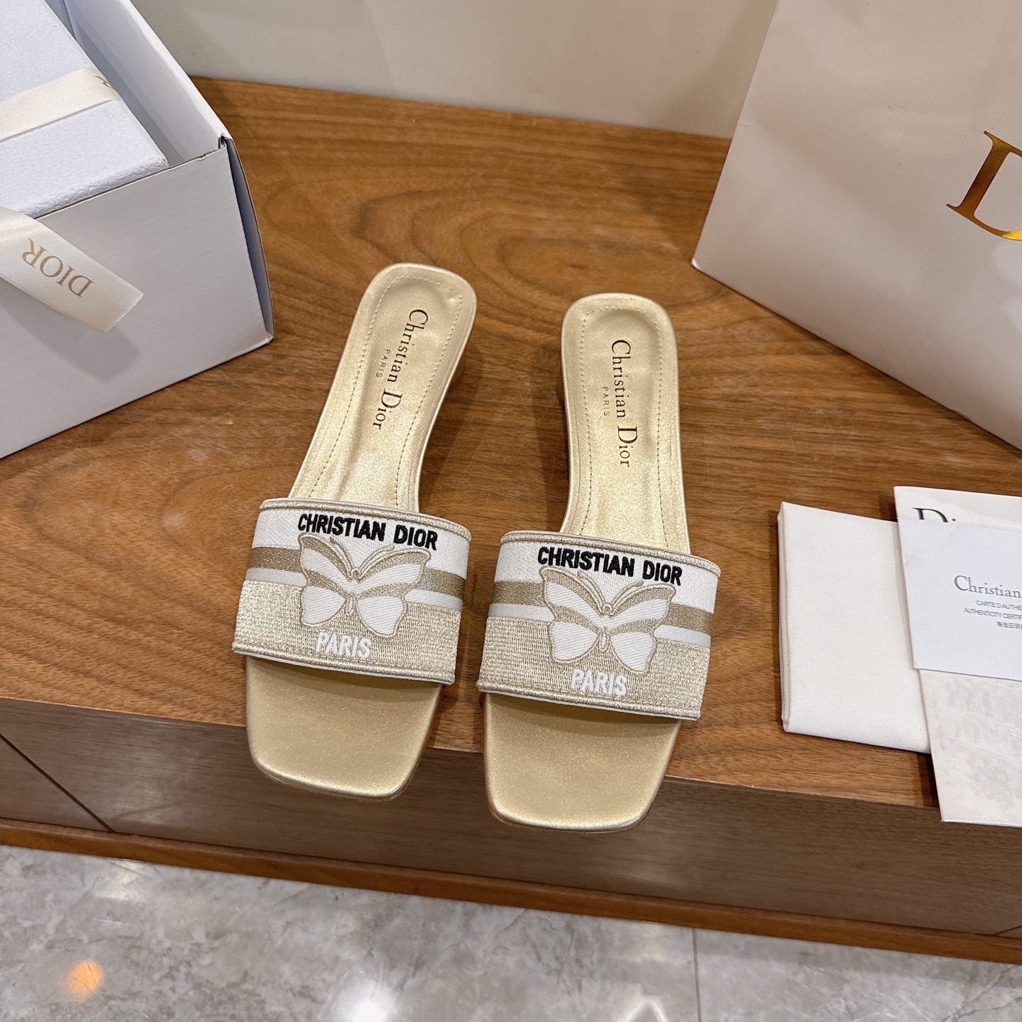 NO:680549,Flat high heels Dior 2026 new spring and summer one-piece color-blocked women's shoes CD letter logo three-dimensional embroidery Square toe thick heel jelly-colored open-toe slippers The top version on the market Material: Upper original high-temperature water-soluble cotton electro-embroidered technical silk fabric + water-dyed sheepskin lining + Italian leather outsole Packaging Each pair of shoes comes with an airplane box Heel height: 4.5CM  size34-43 (34.40.41.42.43 customized, non-refundable and non-exchangeable), slippers, dior, dior, slippers, sheepskin, real silk, Leather soles19860909平底高跟 迪奥 Dior 2026春夏新款一字拖拼色女鞋 CD字母logo立体刺绣 方头粗跟果冻色露趾拖鞋 市面顶级版本 材质:鞋面原版一致高温水溶棉质电绣科技真丝面料+水染羊皮内里+意大利真皮大底 包装每对鞋配飞机盒 跟高:4.5CM size34-43（34.40.41.42.43定做不退不换）,拖鞋,dior,dior,slippers,sheepskin,real silk,Leather soles,Women's Shoes