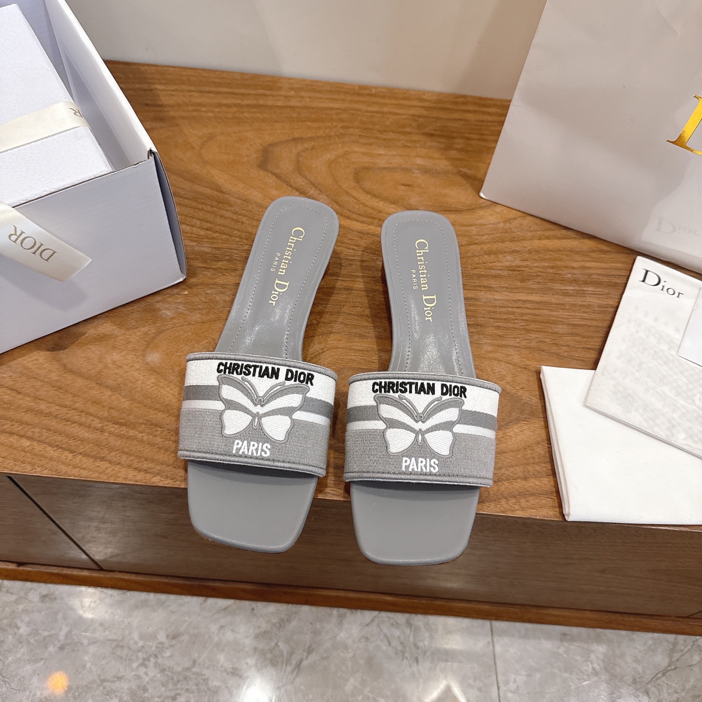 NO:680554,High Heel Dior 2026 Spring and Summer New One-Flop Color Block Women's Shoes CD Letters Logo Three-dimensional Embroidery Square Toe Thick Heel Jelly Color Open-Toe Slippers The Top Version on the Market Material: Original Upper Same as High Temperature Water-Soluble Cotton Electric Embroidery Technology Silk Fabric + Water-Dye Sheepskin Lining + Italian Genuine Leather Outsole Packaging Each pair of shoes comes with an airplane box Heel height: 4.5CM  size34-43 (34.40.41.42.43 customized, non-refundable and non-exchangeable), slippers, dior, dior, slippers, sheepskin, real silk, Leather soles19860909高跟 迪奥 Dior 2026春夏新款一字拖拼色女鞋 CD字母logo立体刺绣 方头粗跟果冻色露趾拖鞋 市面顶级版本 材质:鞋面原版一致高温水溶棉质电绣科技真丝面料+水染羊皮内里+意大利真皮大底 包装每对鞋配飞机盒 跟高:4.5CM size34-43（34.40.41.42.43定做不退不换）,拖鞋,dior,dior,slippers,sheepskin,real silk,Leather soles,Women's Shoes