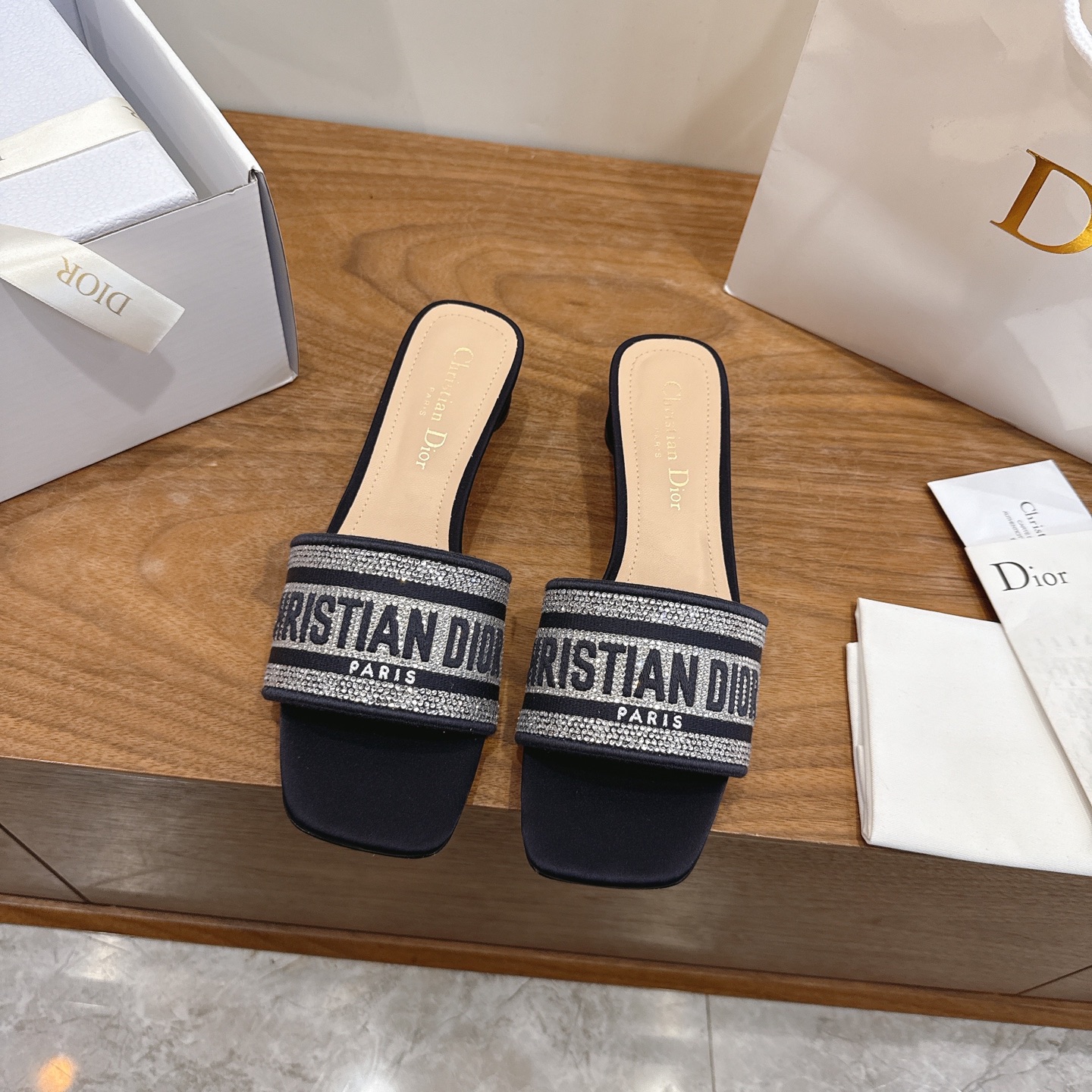 NO:680560,High-heeled Dior 2026 new spring and summer flash diamond one-piece color-blocked women's shoes with CD letter logo three-dimensional embroidery Square-toe thick heel jelly-colored open-toe slippers The top version on the market Material: Upper original high-temperature water-soluble cotton electro-embroidered technical silk fabric + water-dyed sheepskin lining + Italian leather outsole Packaging Each pair of shoes comes with an airplane box Heel height: 4.5CM  size34-43 (34.40.41.42.43 customized, non-refundable and non-exchangeable), slippers, dior, dior, slippers, sheepskin, real silk, Leather soles19860909高跟 迪奥 Dior 2026春夏新款闪钻一字拖拼色女鞋 CD字母logo立体刺绣 方头粗跟果冻色露趾拖鞋 市面顶级版本 材质:鞋面原版一致高温水溶棉质电绣科技真丝面料+水染羊皮内里+意大利真皮大底 包装每对鞋配飞机盒 跟高:4.5CM size34-43（34.40.41.42.43定做不退不换）,拖鞋,dior,dior,slippers,sheepskin,real silk,Leather soles,Women's Shoes