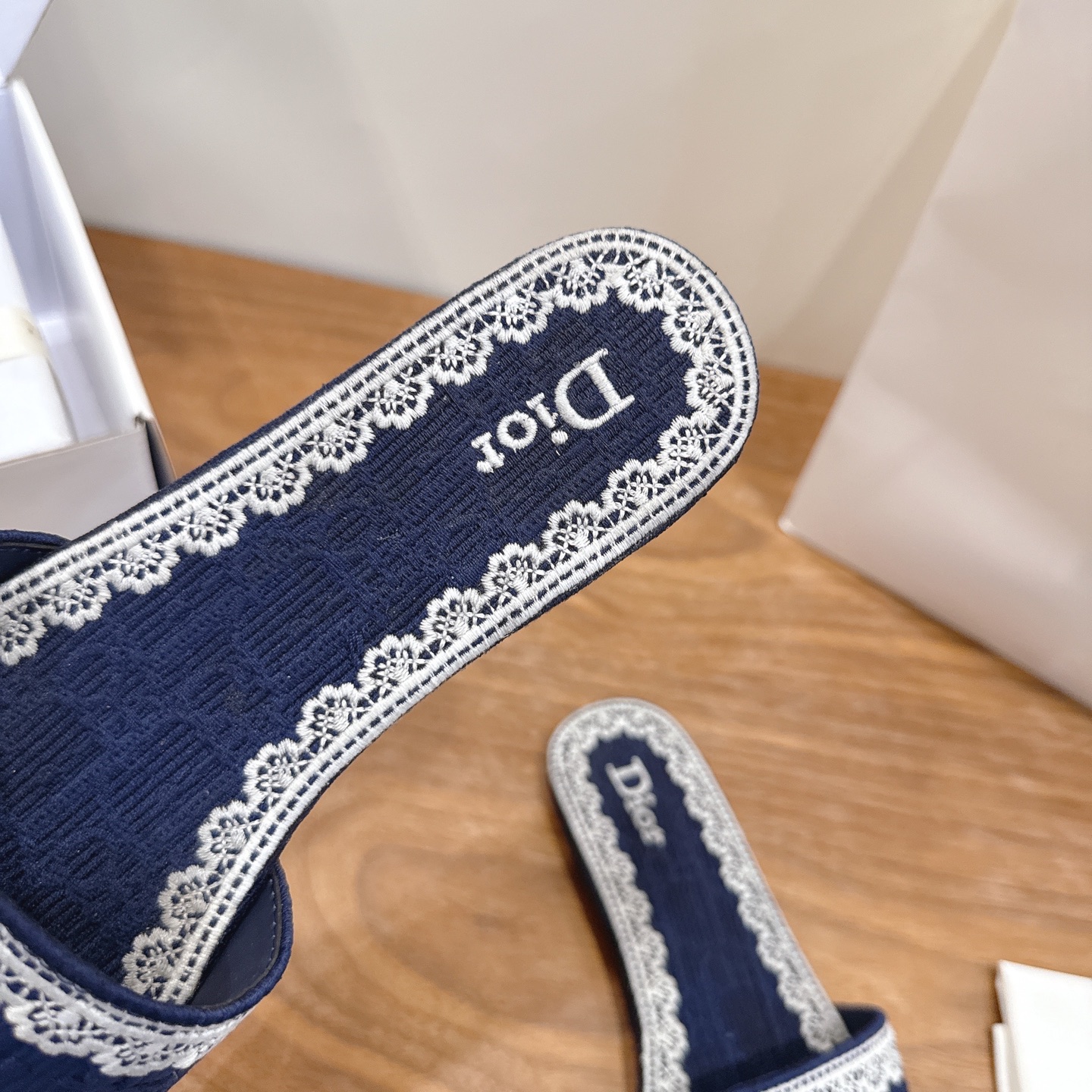 NO:680563,Flat 2026 Early Spring Lace Embroidery Slippers 2026 Spring and Summer Series Slippers, denim blue Oblique embossed + white lace embroidery, exquisite and elegant. Wide vamp design, Dior logo is very recognizable, thick heel structure is comfortable and easy to walk, and can be easily used in daily life or vacation. Oblique embossing is a classic element of Di, paired with lace embroidery, full of French romantic atmosphere!  The soles are lightweight and not tiring to wear for a long time. They are practical and fashionable. They are a must-have item for spring and summer ~ Fabric: lace embroidery Sole: Genuine leather sole Size: #35-41 (40.41 custom-made), slippers, dior, slippers19860909平底 2026早春 蕾丝刺绣 拖鞋 2026春夏系列拖鞋,牛仔蓝Oblique压纹+白色蕾丝刺绣,精致优雅.鞋面宽版设计,Dior标志超有辨识度,粗跟结构舒适好走,日常或度假都能轻松驾驭.Oblique压纹是Di经典元素,搭配蕾丝刺绣,法式浪漫氛围感拉满！鞋底轻便,长时间穿也不累,实用又时髦,是春夏必入单品～ 面料: 蕾丝刺绣 鞋底: 真皮底 Size: #35-41 (40.41订做）,拖鞋,dior,slippers,Women's Shoes