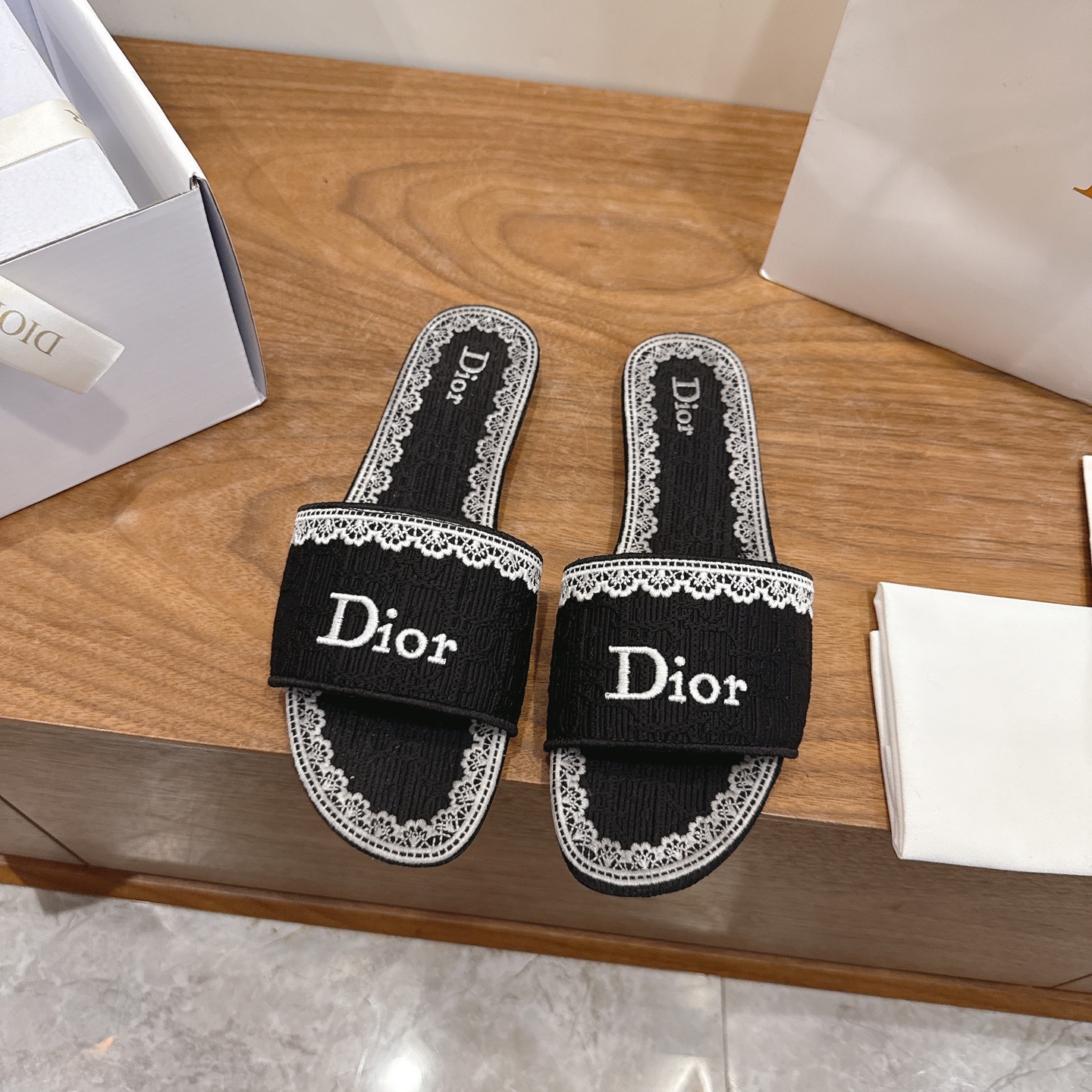 NO:680572,2026 Early Spring Lace Embroidery Slippers 2026 Spring and Summer Series Slippers, denim blue Oblique embossed + white lace embroidery, exquisite and elegant. The wide upper design, the Dior logo is highly recognizable, and the thick heel structure is comfortable and easy to walk, and can be easily managed in daily life or vacation. Oblique embossing is a classic element of Di, paired with lace embroidery, full of French romantic atmosphere!  The soles are lightweight and not tiring to wear for a long time. They are practical and fashionable. They are a must-have item for spring and summer ~ Fabric: lace embroidery Sole: Genuine leather sole Size: #35-41 (40.41 custom-made), slippers, dior, slippers198609092026早春 蕾丝刺绣 拖鞋 2026春夏系列拖鞋,牛仔蓝Oblique压纹+白色蕾丝刺绣,精致优雅.鞋面宽版设计,Dior标志超有辨识度,粗跟结构舒适好走,日常或度假都能轻松驾驭.Oblique压纹是Di经典元素,搭配蕾丝刺绣,法式浪漫氛围感拉满！鞋底轻便,长时间穿也不累,实用又时髦,是春夏必入单品～ 面料: 蕾丝刺绣 鞋底: 真皮底 Size: #35-41 (40.41订做）,拖鞋,dior,slippers,Women's Shoes