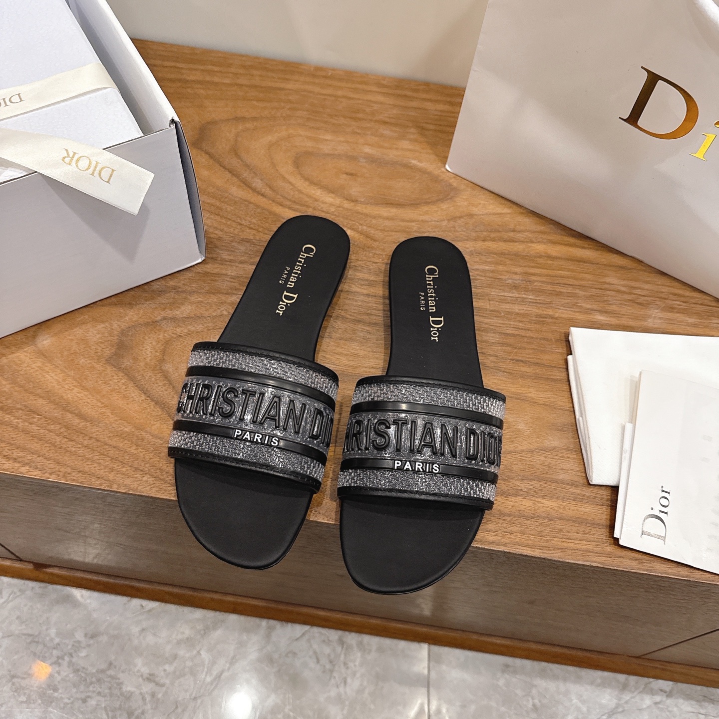 NO:680581,Flat bottom Dior 2026 new spring and summer one-piece color-blocked women's shoes CD letter logo three-dimensional jelly color open-toe slippers Top version on the market Material: upper original PVC + genuine leather fabric + Italian genuine leather outsole Packaging Each pair of shoes comes with an airplane box size 34-43 (34.40.41.42.43 custom-made, non-refundable and non-exchangeable), slippers, dior, dior, slippers, Leather soles19860909平底 迪奥 Dior 2026春夏新款一字拖拼色女鞋 CD字母logo立体果冻色露趾拖鞋 市面顶级版本 材质:鞋面原版PVC+真皮面料+意大利真皮大底 包装每对鞋配飞机盒 size34-43（34.40.41.42.43定做不退不换）,拖鞋,dior,dior,slippers,Leather soles,Women's Shoes