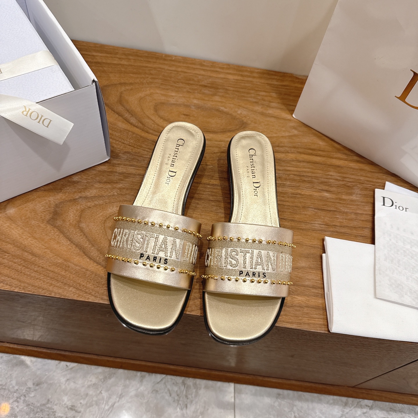 NO:680587,High heels Dior 2026 spring and summer new beaded leather women's shoes with CD letter logo three-dimensional embroidery Round square toe thick heel jelly-colored open-toe slippers The top version on the market Material: Original upper fabric + water-dyed sheepskin lining + Italian genuine leather outsole Packaging Each pair of shoes comes with an airplane box Heel height: 4.5CM  size34-43 (34.40.41.42.43 customized, non-refundable and non-exchangeable), slippers, dior, dior, slippers, sheepskin, Leather soles19860909高跟 迪奥 Dior 2026春夏新款缝珠子皮面女鞋 CD字母logo立体刺绣 圆方头粗跟果冻色露趾拖鞋 市面顶级版本 材质:鞋面原版面料+水染羊皮内里+意大利真皮大底 包装每对鞋配飞机盒 跟高:4.5CM size34-43（34.40.41.42.43定做不退不换）,拖鞋,dior,dior,slippers,sheepskin,Leather soles,Women's Shoes