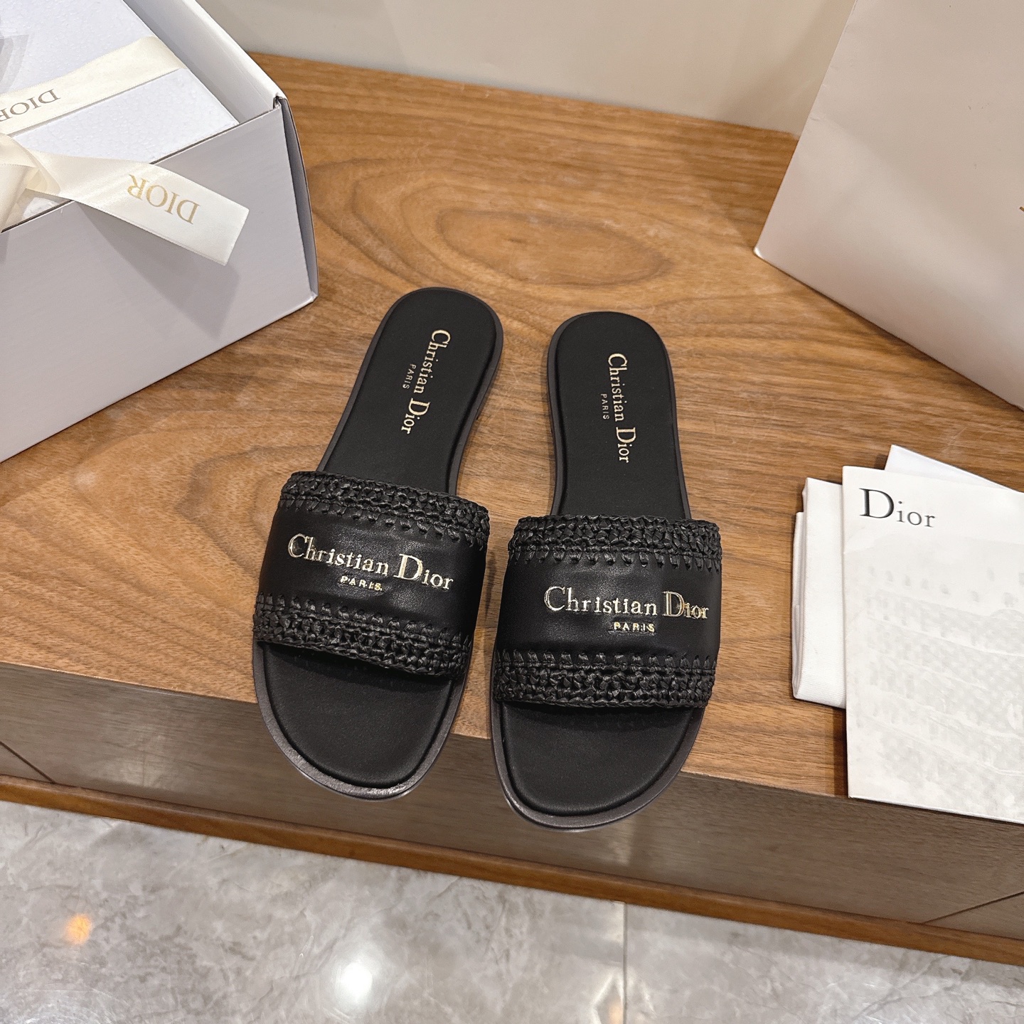 NO:680542,Flat bottom Dior 2026 new spring and summer one-piece color-blocked straw women's shoes CD letter logo hardware buckle Round square toe thick heel jelly color open-toe slippers Top version on the market Material: upper imported calfskin/environmentally friendly breathable PP straw woven fabric + water-dyed sheepskin lining + Italian leather outsole Packaging Each pair of shoes comes with an airplane box  size34-43 (34.40.41.42.43 customized, non-refundable and non-exchangeable), slippers, dior, dior, slippers, espadrilles, cowhide, sheepskin, Leather soles19860909平底 迪奥 Dior 2026春夏新款一字拖拼色草编女鞋 CD字母logo五金扣 圆方头粗跟果冻色露趾拖鞋 市面顶级版本 材质:鞋面进口小牛皮/环保透气PP草编织面料+水染羊皮内里+意大利真皮大底 包装每对鞋配飞机盒 size34-43（34.40.41.42.43定做不退不换）,拖鞋,dior,dior,slippers,espadrilles,cowhide,sheepskin,Leather soles,Women's Shoes