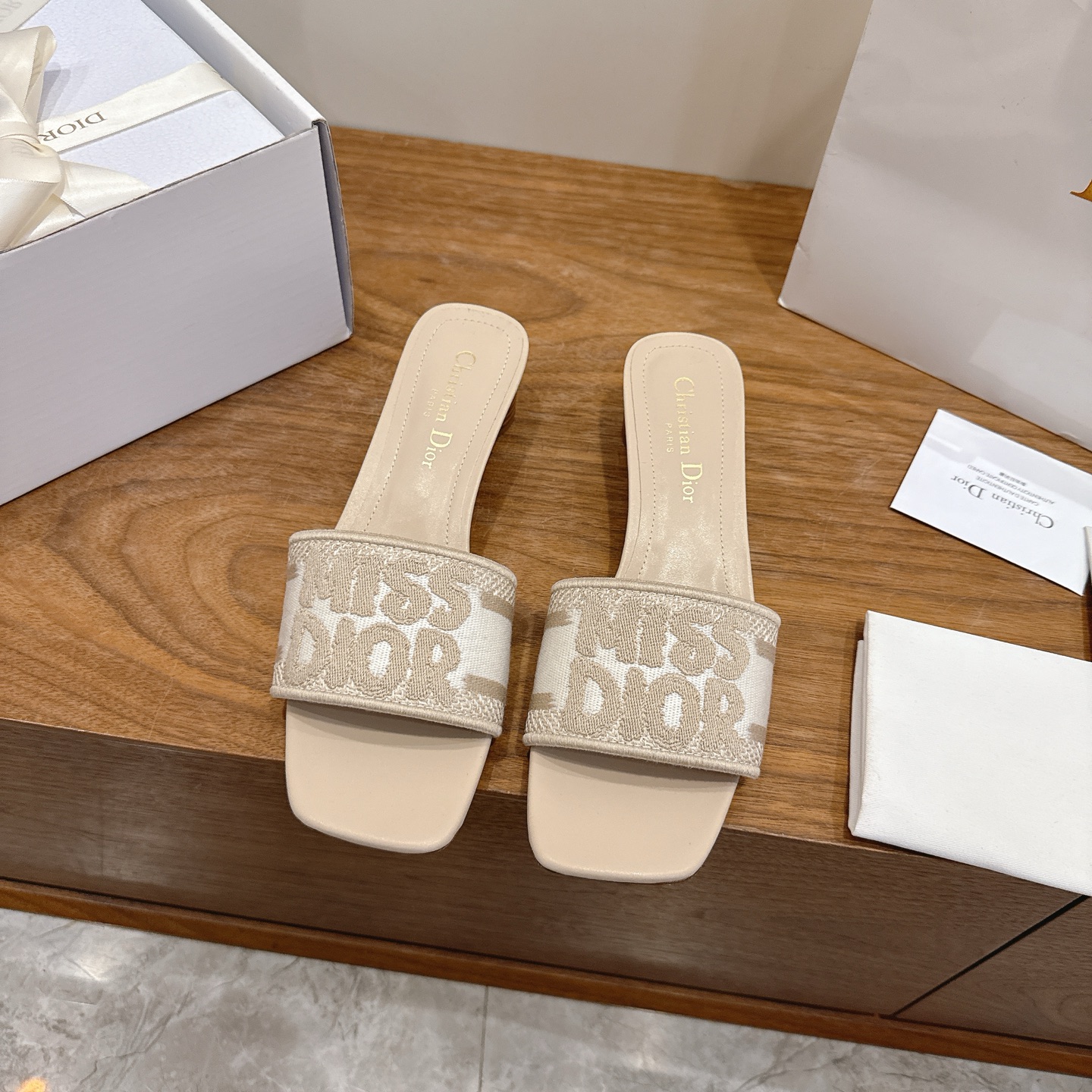 NO:680839,High Heel Dior 2026 Spring and Summer New One-Flop Color Block Women's Shoes CD Letters Logo Three-dimensional Embroidery Square Toe Thick Heel Jelly Color Open-Toe Slippers The Top Version on the Market Material: Original Upper Same as High Temperature Water-Soluble Cotton Electric Embroidery Technology Silk Fabric + Water-Dye Sheepskin Lining + Italian Genuine Leather Outsole Packaging Each pair of shoes comes with an airplane box Heel height: 4.5CM  size34-43 (34.40.41.42.43 customized, non-refundable and non-exchangeable), slippers, dior, dior, slippers, sheepskin, real silk, Leather soles19860909高跟 迪奥 Dior 2026春夏新款一字拖拼色女鞋 CD字母logo立体刺绣 方头粗跟果冻色露趾拖鞋 市面顶级版本 材质:鞋面原版一致高温水溶棉质电绣科技真丝面料+水染羊皮内里+意大利真皮大底 包装每对鞋配飞机盒 跟高:4.5CM size34-43（34.40.41.42.43定做不退不换）,拖鞋,dior,dior,slippers,sheepskin,real silk,Leather soles,Women's Shoes