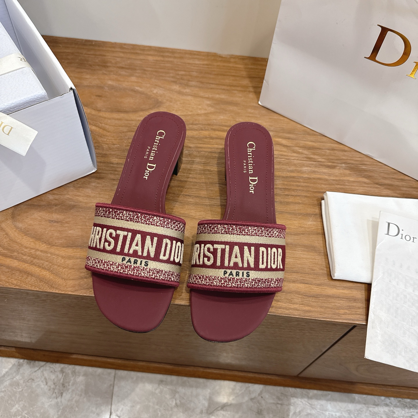 NO:682468,High Heel Dior 2026 Spring and Summer New One-Flop Color Block Women's Shoes CD Letters Logo Three-dimensional Embroidery Square Toe Thick Heel Jelly Color Open-Toe Slippers The Top Version on the Market Material: Original Upper Same as High Temperature Water-Soluble Cotton Electric Embroidery Technology Silk Fabric + Water-Dye Sheepskin Lining + Italian Genuine Leather Outsole Packaging Each pair of shoes comes with an airplane box Heel height: 4.5CM  size34-43 (34.40.41.42.43 customized, non-refundable and non-exchangeable), slippers, dior, dior, slippers, sheepskin, real silk, Leather soles19860909高跟 迪奥 Dior 2026春夏新款一字拖拼色女鞋 CD字母logo立体刺绣 方头粗跟果冻色露趾拖鞋 市面顶级版本 材质:鞋面原版一致高温水溶棉质电绣科技真丝面料+水染羊皮内里+意大利真皮大底 包装每对鞋配飞机盒 跟高:4.5CM size34-43（34.40.41.42.43定做不退不换）,拖鞋,dior,dior,slippers,sheepskin,real silk,Leather soles,Women's Shoes