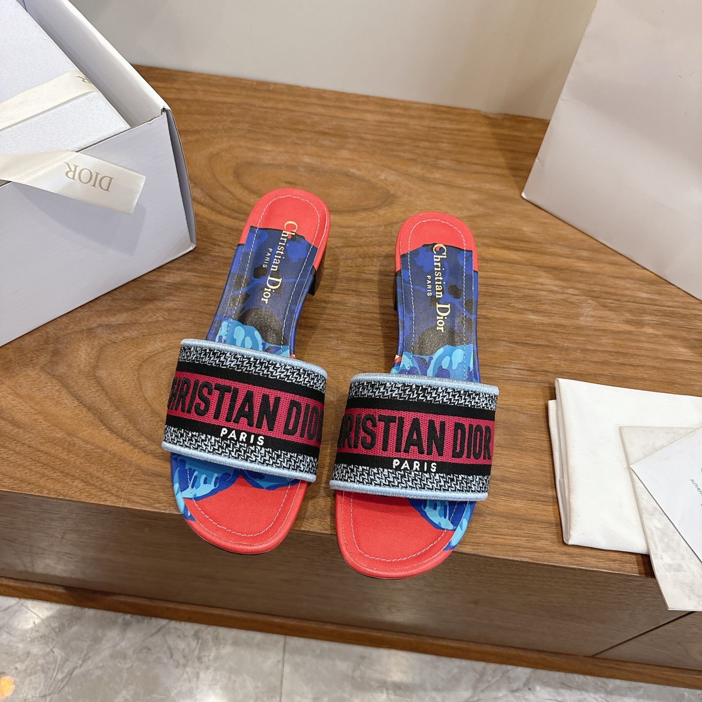 NO:748106,Purchasing agent level!  Can be equipped with airplane case and ribbon. Classic Dior logo computer-embroidered canvas square-heeled slippers, a top-quality and glamorous masterpiece. The most popular spring and summer series at dior counters. It has both temperament and fashion. The classic and durable square heel and round toe design style is particularly beautiful on the feet!  Reproduction of the original version!  Upper: Original customized canvas computer embroidered logo!  Inner lining/feet: original custom imported washed cowhide leather lining!  Italian grade A leather outsole!  Heel height 4.5cm, size 34-43 (34, 40, 41, 42, 43 customized, non-refundable), slippers, dior, dior, slippers, cowhide, Leather soles19860909代购级别！可配飞机盒、丝带 经典迪奥logo电脑绣帆布方跟拖鞋,上乘美艳力作 dior专柜最火春夏系列 兼备气质 时尚 经典耐看的方跟、圆头设计风格 上脚效果特别美！原版复刻制作！ 鞋面:原版定制帆布电脑刺绣Logo！ 内里/垫脚:原版定制进口水洗牛皮皮里 ！ 意大利A级真皮大底！ 跟高4.5cm 码数34-43（34,40,41,42,43定制不退换）,拖鞋,dior,dior,slippers,cowhide,Leather soles,Women's Shoes