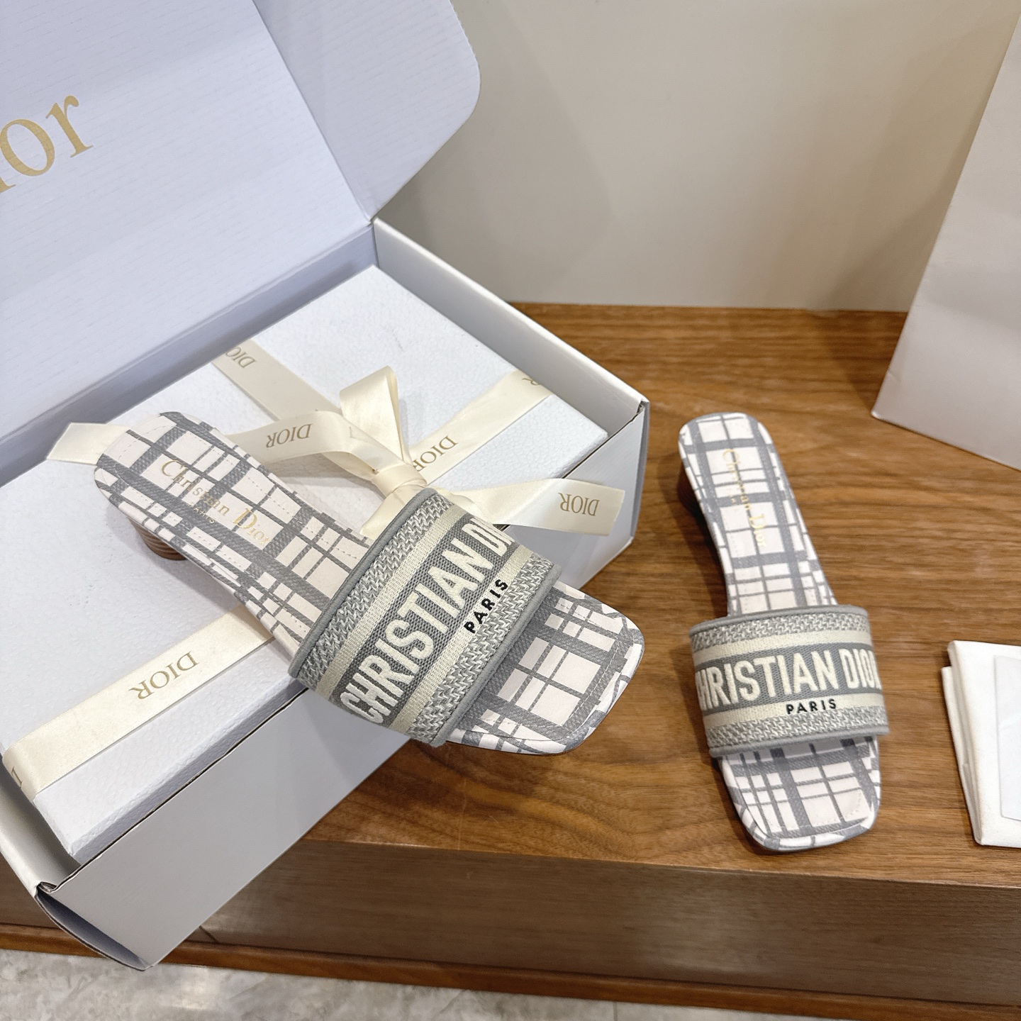 NO:748109,Purchasing agent level!  Can be equipped with airplane case and ribbon. Classic Dior logo computer embroidered canvas flat slippers. Classic and high-quality glamorous masterpiece. Dior counter's most popular spring and summer series. It has both temperament and fashion. The classic and durable square toe design style is particularly beautiful on the feet!  Reproduction of the original version!  Upper: Original customized canvas computer embroidered logo!  Inner lining/feet: original custom imported washed cowhide leather lining!  Italian grade A leather outsole!  Heel height 3.5cm, size 34-43 (34, 40, 41, 42, 43 customized, non-refundable), slippers, dior, dior, slippers, cowhide, Leather soles19860909代购级别！可配飞机盒、丝带 经典迪奥logo电脑绣帆布平底拖鞋经典上乘美艳力作 dior专柜最火春夏系列 兼备气质 时尚 经典耐看的方头设计风格 上脚效果特别美！原版复刻制作！ 鞋面:原版定制帆布电脑刺绣Logo！ 内里/垫脚:原版定制进口水洗牛皮皮里 ！ 意大利A级真皮大底！ 跟高3.5cm 码数34-43（34,40,41,42,43定制不退换）,拖鞋,dior,dior,slippers,cowhide,Leather soles,Women's Shoes