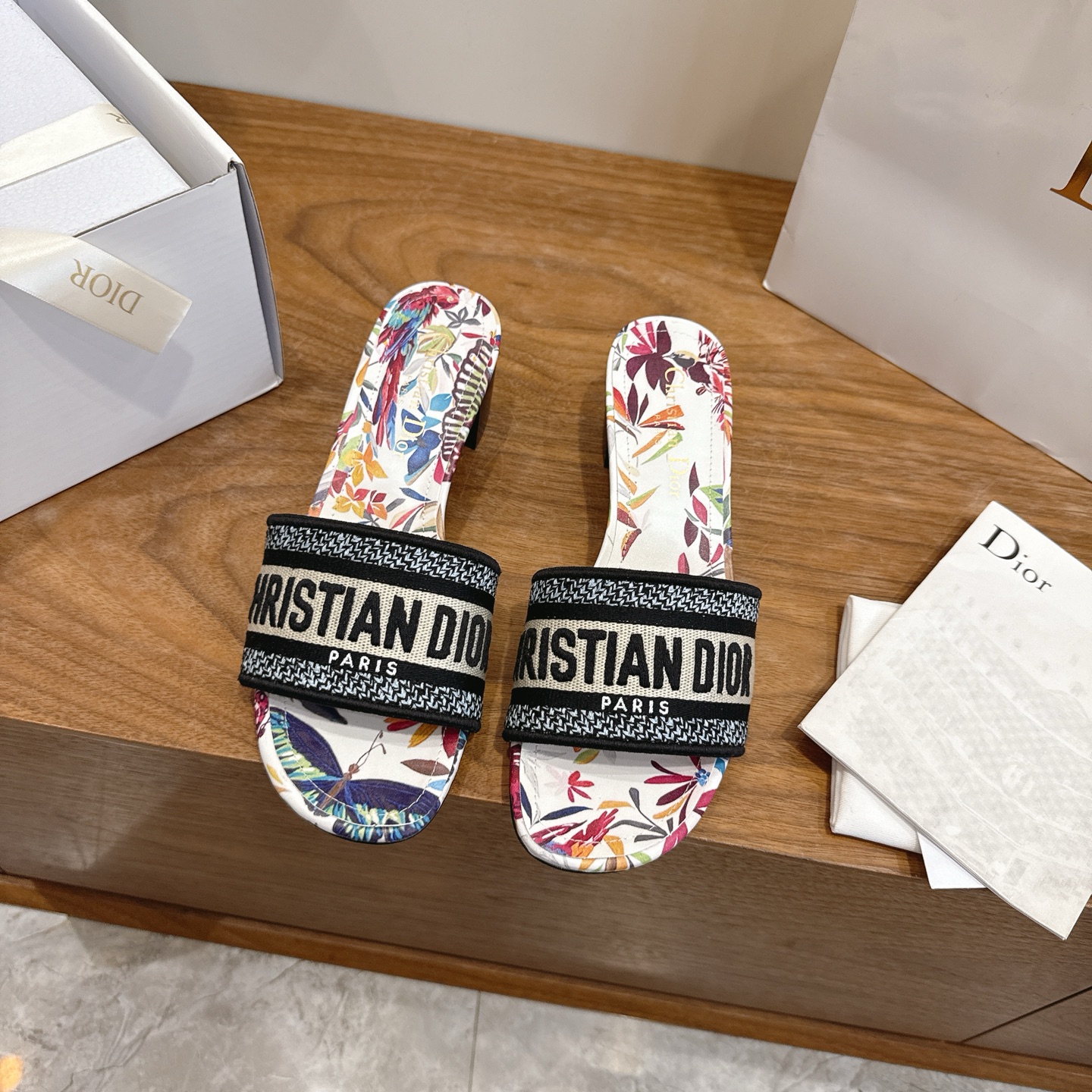 NO:682477,High Heel Dior 2026 Spring and Summer New One-Flop Color Block Women's Shoes CD Letters Logo Three-dimensional Embroidery Square Toe Thick Heel Jelly Color Open-Toe Slippers The Top Version on the Market Material: Original Upper Same as High Temperature Water-Soluble Cotton Electric Embroidery Technology Silk Fabric + Water-Dye Sheepskin Lining + Italian Genuine Leather Outsole Packaging Each pair of shoes comes with an airplane box Heel height: 4.5CM  size34-43 (34.40.41.42.43 customized, non-refundable and non-exchangeable), slippers, dior, dior, slippers, sheepskin, real silk, Leather soles19860909高跟 迪奥 Dior 2026春夏新款一字拖拼色女鞋 CD字母logo立体刺绣 方头粗跟果冻色露趾拖鞋 市面顶级版本 材质:鞋面原版一致高温水溶棉质电绣科技真丝面料+水染羊皮内里+意大利真皮大底 包装每对鞋配飞机盒 跟高:4.5CM size34-43（34.40.41.42.43定做不退不换）,拖鞋,dior,dior,slippers,sheepskin,real silk,Leather soles,Women's Shoes