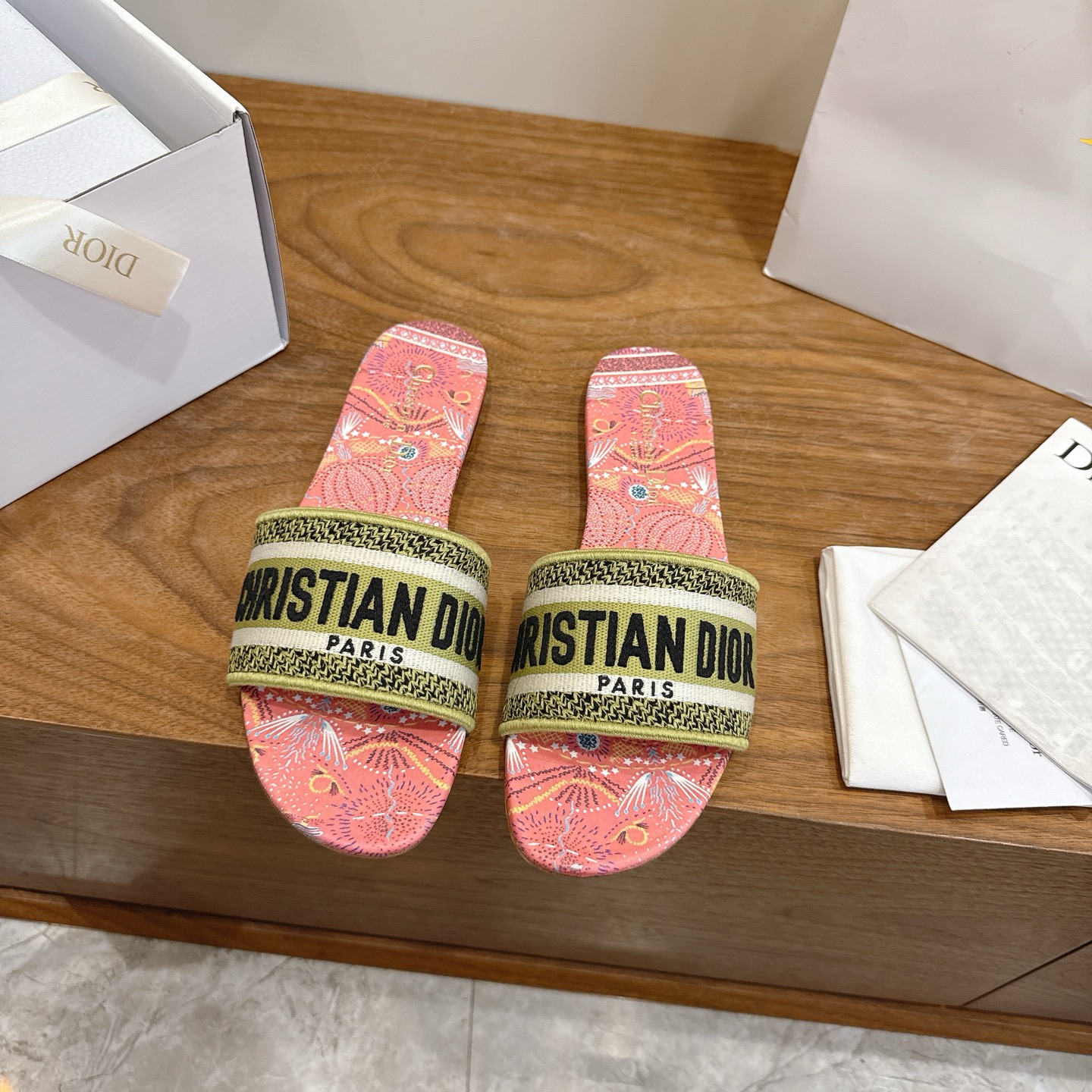 NO:682486,Flat bottom Dior 2026 new spring and summer one-piece color-blocked women's shoes, CD letter logo three-dimensional embroidery, square toe thick heel jelly color open-toe slippers, the top version on the market Material: Upper original high temperature water-soluble cotton electric embroidery technology silk fabric + water-dyed sheepskin lining + Italian leather outsole Packaging Each pair of shoes comes with an airplane box  size34-43 (34.40.41.42.43 customized, non-refundable and non-exchangeable), slippers, dior, dior, slippers, sheepskin, real silk, Leather soles19860909平底 迪奥 Dior 2026春夏新款一字拖拼色女鞋 CD字母logo立体刺绣 方头粗跟果冻色露趾拖鞋 市面顶级版本 材质:鞋面原版一致高温水溶棉质电绣科技真丝面料+水染羊皮内里+意大利真皮大底 包装每对鞋配飞机盒 size34-43（34.40.41.42.43定做不退不换）,拖鞋,dior,dior,slippers,sheepskin,real silk,Leather soles,Women's Shoes