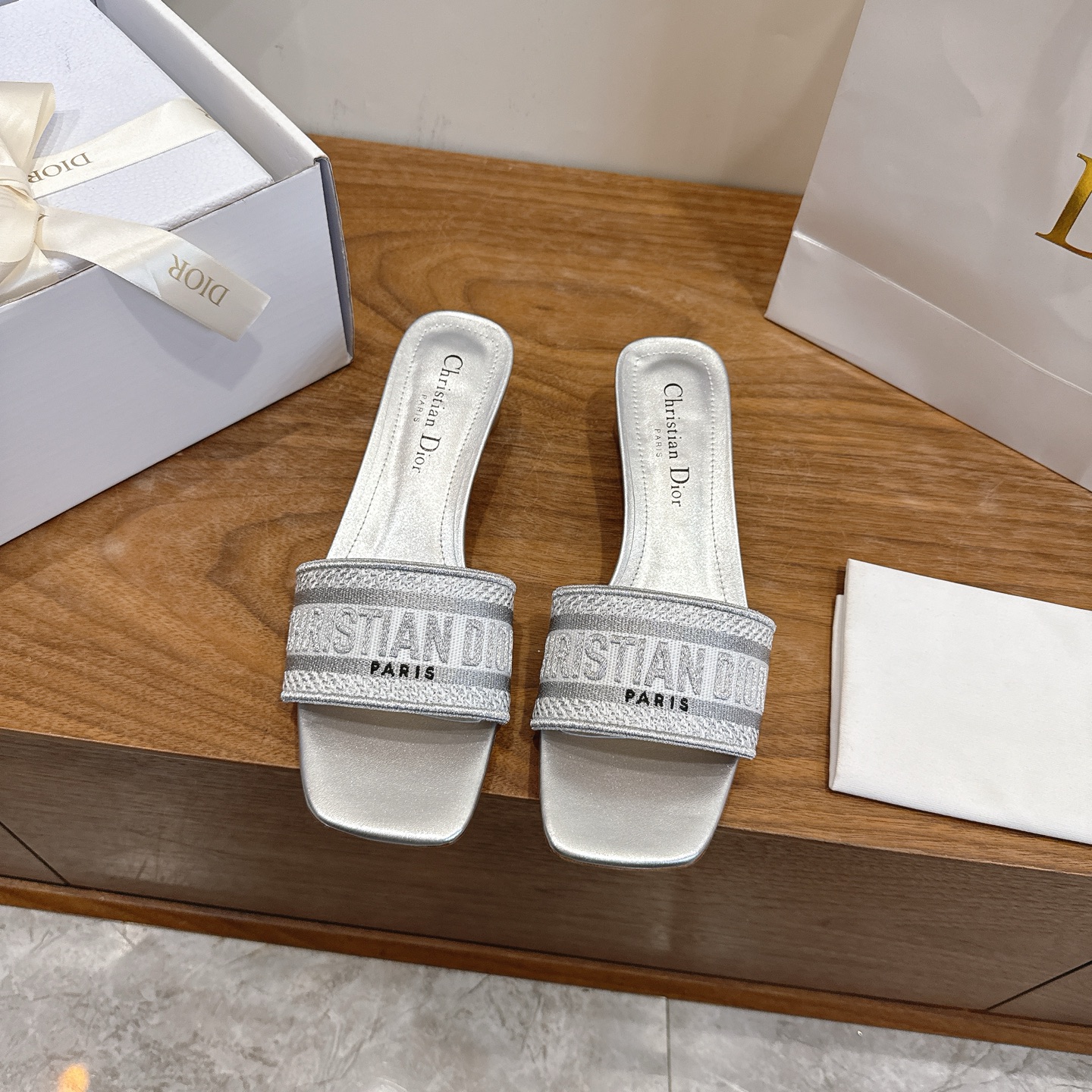 NO:748113,Purchasing agent level!  Can be equipped with airplane case and ribbon. Classic Dior logo computer embroidered canvas flat slippers. Classic and high-quality glamorous masterpiece. Dior counter's most popular spring and summer series. It has both temperament and fashion. The classic and durable square toe design style is particularly beautiful on the feet!  Reproduction of the original version!  Upper: Original customized canvas computer embroidered logo!  Inner lining/feet: original custom imported washed cowhide leather lining!  Italian grade A leather outsole!  Heel height 3.5cm, size 34-43 (34, 40, 41, 42, 43 customized, non-refundable), slippers, dior, dior, slippers, cowhide, Leather soles19860909代购级别！可配飞机盒、丝带 经典迪奥logo电脑绣帆布平底拖鞋经典上乘美艳力作 dior专柜最火春夏系列 兼备气质 时尚 经典耐看的方头设计风格 上脚效果特别美！原版复刻制作！ 鞋面:原版定制帆布电脑刺绣Logo！ 内里/垫脚:原版定制进口水洗牛皮皮里 ！ 意大利A级真皮大底！ 跟高3.5cm 码数34-43（34,40,41,42,43定制不退换）,拖鞋,dior,dior,slippers,cowhide,Leather soles,Women's Shoes