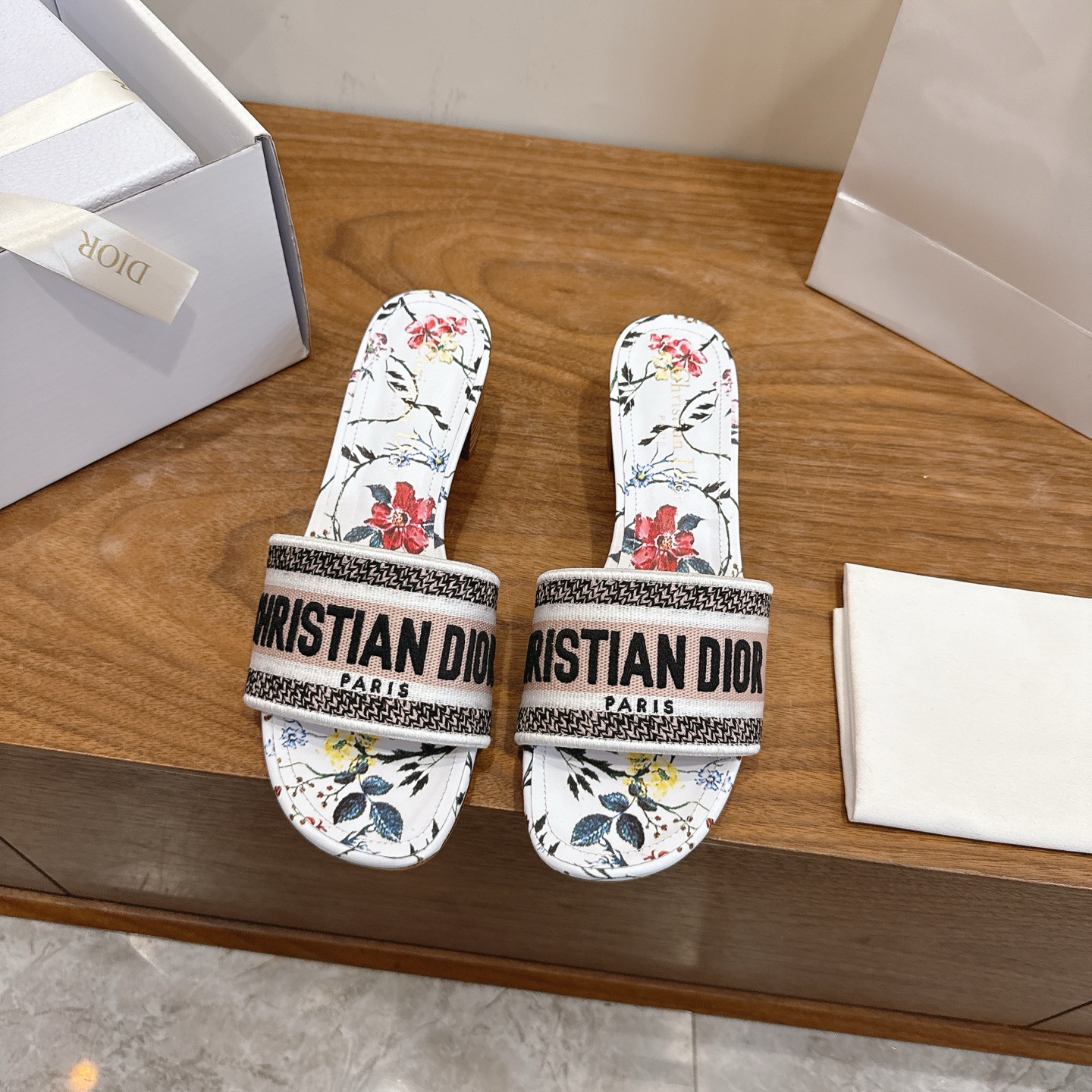 NO:692678,High Heel Dior 2026 Spring and Summer New One-Flop Color Block Women's Shoes CD Letters Logo Three-dimensional Embroidery Square Toe Thick Heel Jelly Color Open-Toe Slippers The Top Version on the Market Material: Original Upper Same as High Temperature Water-Soluble Cotton Electric Embroidery Technology Silk Fabric + Water-Dye Sheepskin Lining + Italian Genuine Leather Outsole Packaging Each pair of shoes comes with an airplane box Heel height: 4.5CM  size34-43 (34.40.41.42.43 customized, non-refundable and non-exchangeable), slippers, dior, dior, slippers, sheepskin, real silk, Leather soles19860909高跟 迪奥 Dior 2026春夏新款一字拖拼色女鞋 CD字母logo立体刺绣 方头粗跟果冻色露趾拖鞋 市面顶级版本 材质:鞋面原版一致高温水溶棉质电绣科技真丝面料+水染羊皮内里+意大利真皮大底 包装每对鞋配飞机盒 跟高:4.5CM size34-43（34.40.41.42.43定做不退不换）,拖鞋,dior,dior,slippers,sheepskin,real silk,Leather soles,Women's Shoes