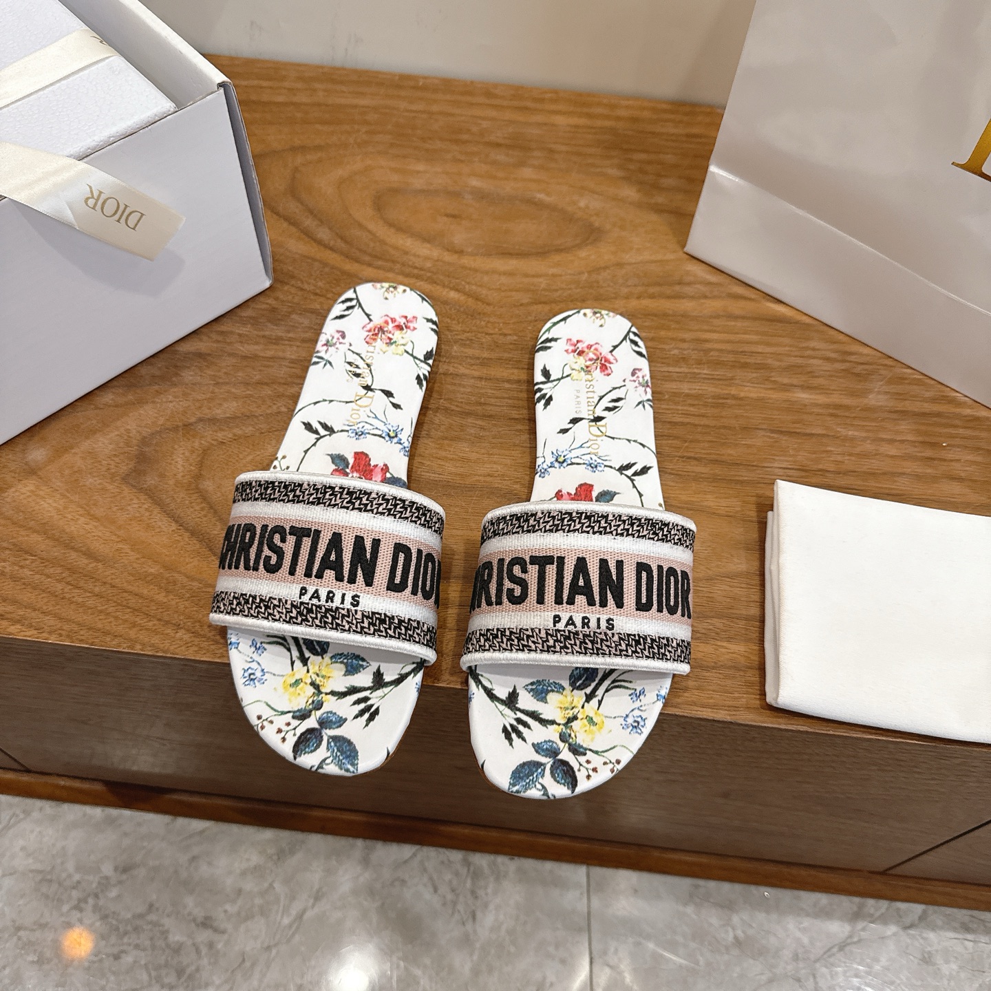 NO:692680,Flat bottom Dior 2026 new spring and summer one-piece color-blocked women's shoes, CD letter logo three-dimensional embroidery, square toe thick heel jelly color open-toe slippers, the top version on the market Material: Upper original high temperature water-soluble cotton electric embroidery technology silk fabric + water-dyed sheepskin lining + Italian leather outsole Packaging Each pair of shoes comes with an airplane box  size34-43 (34.40.41.42.43 customized, non-refundable and non-exchangeable), slippers, dior, dior, slippers, sheepskin, real silk, Leather soles19860909平底 迪奥 Dior 2026春夏新款一字拖拼色女鞋 CD字母logo立体刺绣 方头粗跟果冻色露趾拖鞋 市面顶级版本 材质:鞋面原版一致高温水溶棉质电绣科技真丝面料+水染羊皮内里+意大利真皮大底 包装每对鞋配飞机盒 size34-43（34.40.41.42.43定做不退不换）,拖鞋,dior,dior,slippers,sheepskin,real silk,Leather soles,Women's Shoes