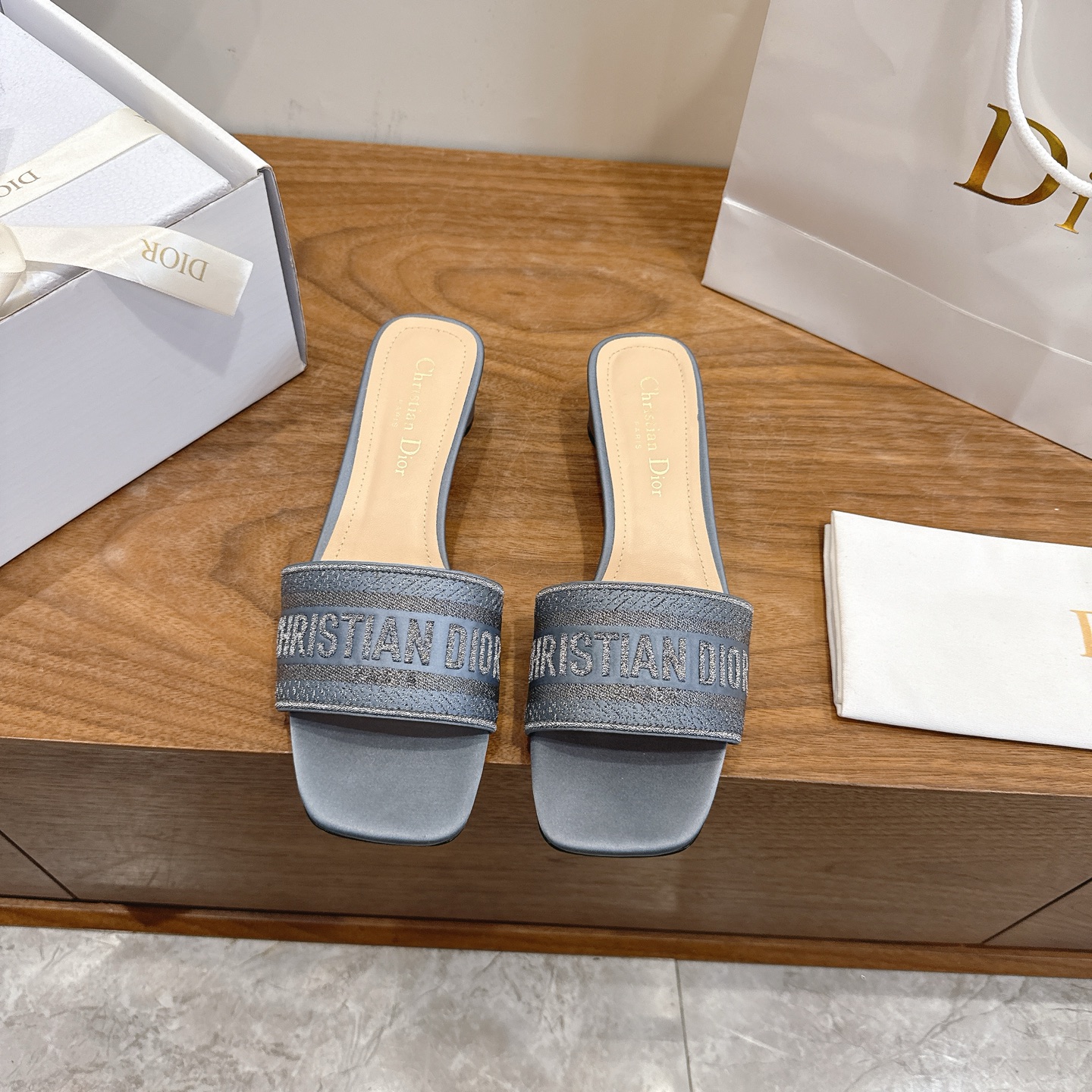 NO:692682,High Heel Dior 2026 Spring and Summer New One-Flop Color Block Women's Shoes CD Letters Logo Three-dimensional Embroidery Square Toe Thick Heel Jelly Color Open-Toe Slippers The Top Version on the Market Material: Original Upper Same as High Temperature Water-Soluble Cotton Electric Embroidery Technology Silk Fabric + Water-Dye Sheepskin Lining + Italian Genuine Leather Outsole Packaging Each pair of shoes comes with an airplane box Heel height: 4.5CM  size34-43 (34.40.41.42.43 customized, non-refundable and non-exchangeable), slippers, dior, dior, slippers, sheepskin, real silk, Leather soles19860909高跟 迪奥 Dior 2026春夏新款一字拖拼色女鞋 CD字母logo立体刺绣 方头粗跟果冻色露趾拖鞋 市面顶级版本 材质:鞋面原版一致高温水溶棉质电绣科技真丝面料+水染羊皮内里+意大利真皮大底 包装每对鞋配飞机盒 跟高:4.5CM size34-43（34.40.41.42.43定做不退不换）,拖鞋,dior,dior,slippers,sheepskin,real silk,Leather soles,Women's Shoes