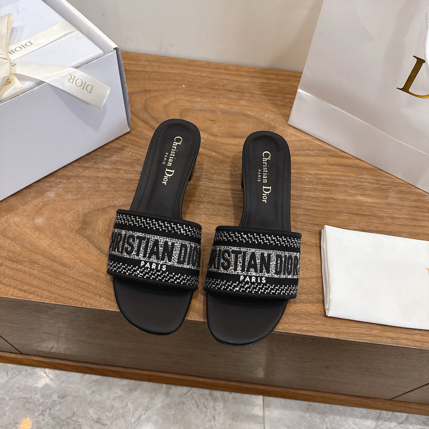 NO:692672,High-heeled Dior 2026 new spring and summer flash diamond one-piece color-blocked women's shoes with CD letter logo three-dimensional embroidery Square-toe thick heel jelly-colored open-toe slippers The top version on the market Material: Upper original high-temperature water-soluble cotton electro-embroidered technical silk fabric + water-dyed sheepskin lining + Italian leather outsole Packaging Each pair of shoes comes with an airplane box Heel height: 4.5CM  size34-43 (34.40.41.42.43 customized, non-refundable and non-exchangeable), slippers, dior, dior, slippers, sheepskin, real silk, Leather soles19860909高跟 迪奥 Dior 2026春夏新款闪钻一字拖拼色女鞋 CD字母logo立体刺绣 方头粗跟果冻色露趾拖鞋 市面顶级版本 材质:鞋面原版一致高温水溶棉质电绣科技真丝面料+水染羊皮内里+意大利真皮大底 包装每对鞋配飞机盒 跟高:4.5CM size34-43（34.40.41.42.43定做不退不换）,拖鞋,dior,dior,slippers,sheepskin,real silk,Leather soles,Women's Shoes