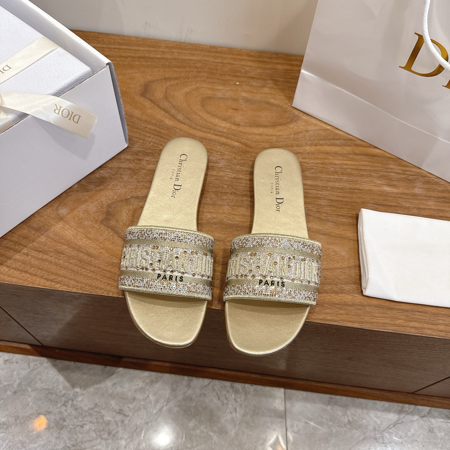 NO:692674,Flat bottom Dior 2026 new spring and summer flash diamond one-piece color-blocked women's shoes, CD letter logo three-dimensional embroidery, square toe thick heel jelly-colored open-toe slippers, the top version on the market. Material: Upper original high-temperature water-soluble cotton electro-embroidery technology silk fabric + water-dyed sheepskin lining + Italian leather outsole. Packaging: Each pair of shoes comes with an airplane box  size34-43 (34.40.41.42.43 customized, non-refundable and non-exchangeable), slippers, dior, dior, slippers, sheepskin, real silk, Leather soles19860909平底 迪奥 Dior 2026春夏新款闪钻一字拖拼色女鞋 CD字母logo立体刺绣 方头粗跟果冻色露趾拖鞋 市面顶级版本 材质:鞋面原版一致高温水溶棉质电绣科技真丝面料+水染羊皮内里+意大利真皮大底 包装每对鞋配飞机盒 size34-43（34.40.41.42.43定做不退不换）,拖鞋,dior,dior,slippers,sheepskin,real silk,Leather soles,Women's Shoes