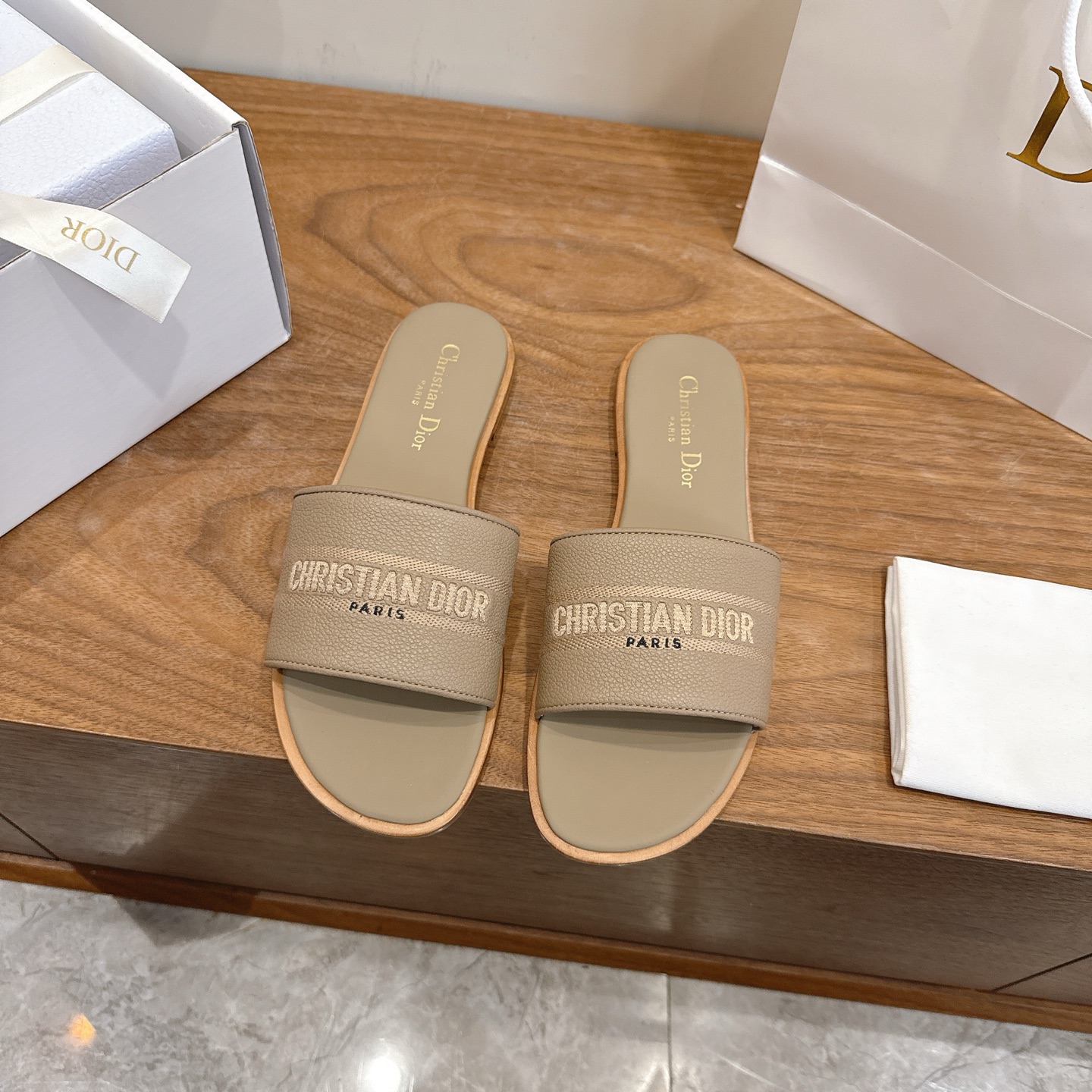 NO:692677,Flat bottom Dior 2026 spring and summer new leather slip-on color-blocked women's shoes, CD letter logo three-dimensional embroidery, round square toe thick heel jelly-colored open-toe slippers, the top version on the market. Material: original leather upper + water-dyed sheepskin lining + Italian leather outsole. Packaging: Each pair of shoes comes with an airplane box  size34-43 (34.40.41.42.43 customized, non-refundable and non-exchangeable), slippers, dior, dior, slippers, sheepskin, Leather soles19860909平底 迪奥 Dior 2026春夏新款皮面一字拖拼色女鞋 CD字母logo立体刺绣 圆方头粗跟果冻色露趾拖鞋 市面顶级版本 材质:鞋面原版一致真皮+水染羊皮内里+意大利真皮大底 包装每对鞋配飞机盒 size34-43（34.40.41.42.43定做不退不换）,拖鞋,dior,dior,slippers,sheepskin,Leather soles,Women's Shoes