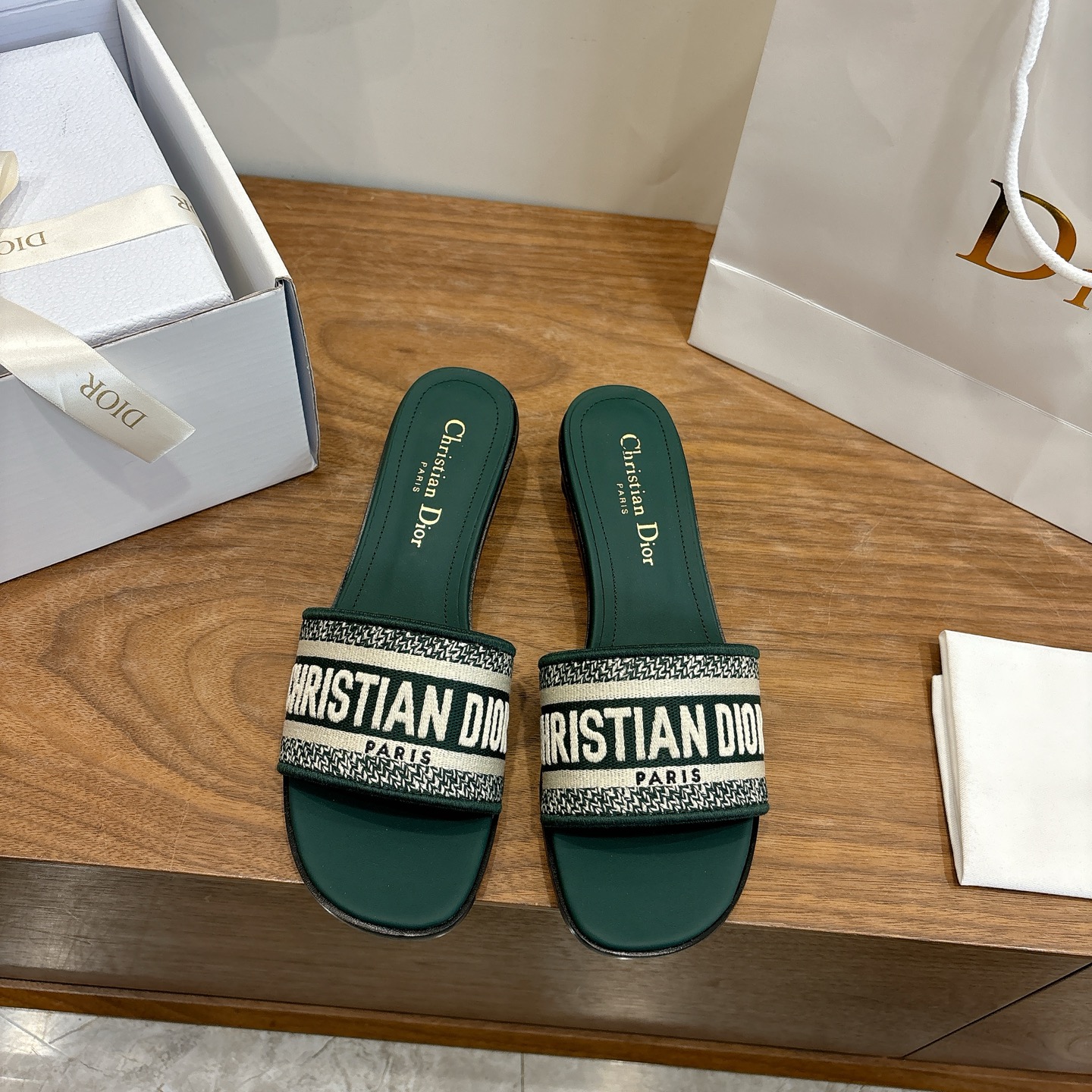 NO:695044,High Heel Dior 2026 Spring and Summer New One-Flop Color Block Women's Shoes CD Letters Logo Three-dimensional Embroidery Square Toe Thick Heel Jelly Color Open Toe Slippers The Top Version on the Market Material: Original Upper Same as High Temperature Water-Soluble Cotton Electric Embroidery Technology Silk Fabric + Water-dyed Sheepskin Lining + Italian Genuine Leather Outsole Packaging Each pair of shoes comes with an airplane box Heel height 4.5cm  size34-43 (34.40.41.42.43 customized, non-refundable and non-exchangeable), slippers, dior, dior, slippers, sheepskin, real silk, Leather soles19860909高跟 迪奥 Dior 2026春夏新款一字拖拼色女鞋 CD字母logo立体刺绣 方头粗跟果冻色露趾拖鞋 市面顶级版本 材质:鞋面原版一致高温水溶棉质电绣科技真丝面料+水染羊皮内里+意大利真皮大底 包装每对鞋配飞机盒 跟高4.5cm size34-43（34.40.41.42.43定做不退不换）,拖鞋,dior,dior,slippers,sheepskin,real silk,Leather soles,Women's Shoes