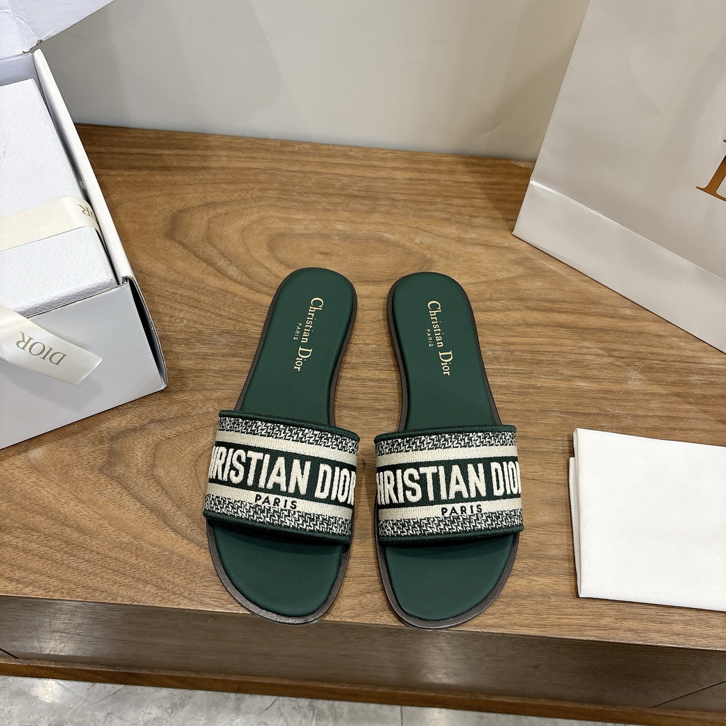 NO:695040,Flat bottom Dior 2026 new spring and summer one-piece color-blocked women's shoes, CD letter logo three-dimensional embroidery, square toe thick heel jelly color open-toe slippers, the top version on the market Material: Upper original high temperature water-soluble cotton electric embroidery technology silk fabric + water-dyed sheepskin lining + Italian leather outsole Packaging Each pair of shoes comes with an airplane box  size34-43 (34.40.41.42.43 customized, non-refundable and non-exchangeable), slippers, dior, dior, slippers, sheepskin, real silk, Leather soles19860909平底 迪奥 Dior 2026春夏新款一字拖拼色女鞋 CD字母logo立体刺绣 方头粗跟果冻色露趾拖鞋 市面顶级版本 材质:鞋面原版一致高温水溶棉质电绣科技真丝面料+水染羊皮内里+意大利真皮大底 包装每对鞋配飞机盒 size34-43（34.40.41.42.43定做不退不换）,拖鞋,dior,dior,slippers,sheepskin,real silk,Leather soles,Women's Shoes