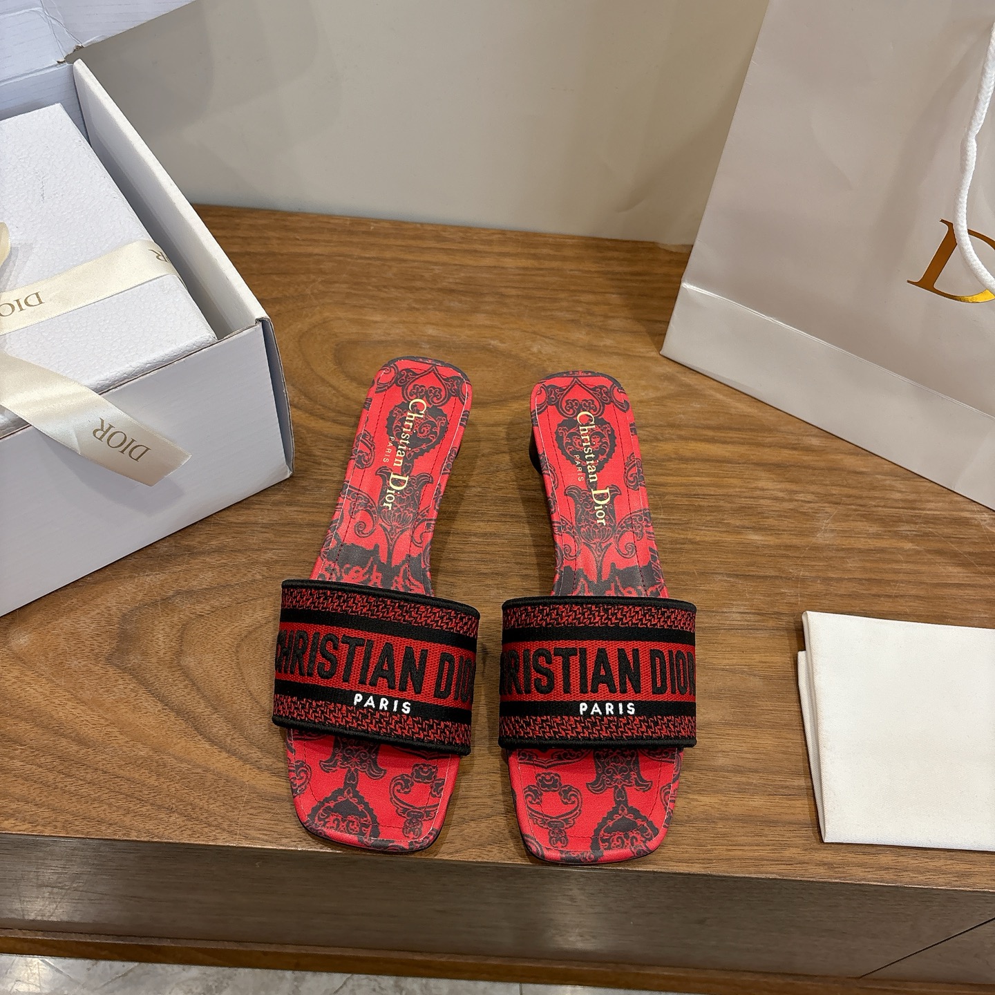 NO:695046,High Heel Dior 2026 Spring and Summer New One-Flop Color Block Women's Shoes CD Letters Logo Three-dimensional Embroidery Square Toe Thick Heel Jelly Color Open-Toe Slippers Top Version on the Market Material: Upper Original Same High Temperature Water-Soluble Cotton Electric Embroidery Technology Silk Fabric + Water-dyed Sheepskin Lining + Italian Genuine Leather Outsole Heel Height 4.5cm Packaging Each pair of shoes comes with an airplane box  size34-43 (34.40.41.42.43 customized, non-refundable and non-exchangeable), slippers, dior, dior, slippers, sheepskin, real silk, Leather soles19860909高跟 迪奥 Dior 2026春夏新款一字拖拼色女鞋 CD字母logo立体刺绣 方头粗跟果冻色露趾拖鞋 市面顶级版本 材质:鞋面原版一致高温水溶棉质电绣科技真丝面料+水染羊皮内里+意大利真皮大底 跟高4.5cm 包装每对鞋配飞机盒 size34-43（34.40.41.42.43定做不退不换）,拖鞋,dior,dior,slippers,sheepskin,real silk,Leather soles,Women's Shoes