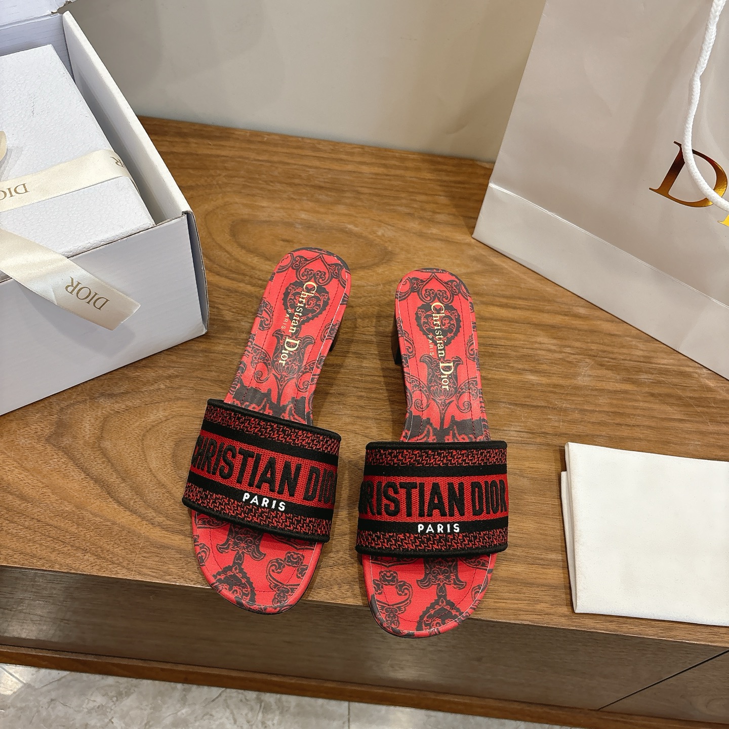 NO:695054,High Heel Dior 2026 Spring and Summer New One-Flop Color Block Women's Shoes CD Letters Logo Three-dimensional Embroidery Square Toe Thick Heel Jelly Color Open-Toe Slippers Top Version on the Market Material: Upper Original Same High Temperature Water-Soluble Cotton Electric Embroidery Technology Silk Fabric + Water-dyed Sheepskin Lining + Italian Genuine Leather Outsole Heel Height 4.5cm Packaging Each pair of shoes comes with an airplane box  size34-43 (34.40.41.42.43 customized, non-refundable and non-exchangeable), slippers, dior, dior, slippers, sheepskin, real silk, Leather soles19860909高跟 迪奥 Dior 2026春夏新款一字拖拼色女鞋 CD字母logo立体刺绣 方头粗跟果冻色露趾拖鞋 市面顶级版本 材质:鞋面原版一致高温水溶棉质电绣科技真丝面料+水染羊皮内里+意大利真皮大底 跟高4.5cm 包装每对鞋配飞机盒 size34-43（34.40.41.42.43定做不退不换）,拖鞋,dior,dior,slippers,sheepskin,real silk,Leather soles,Women's Shoes