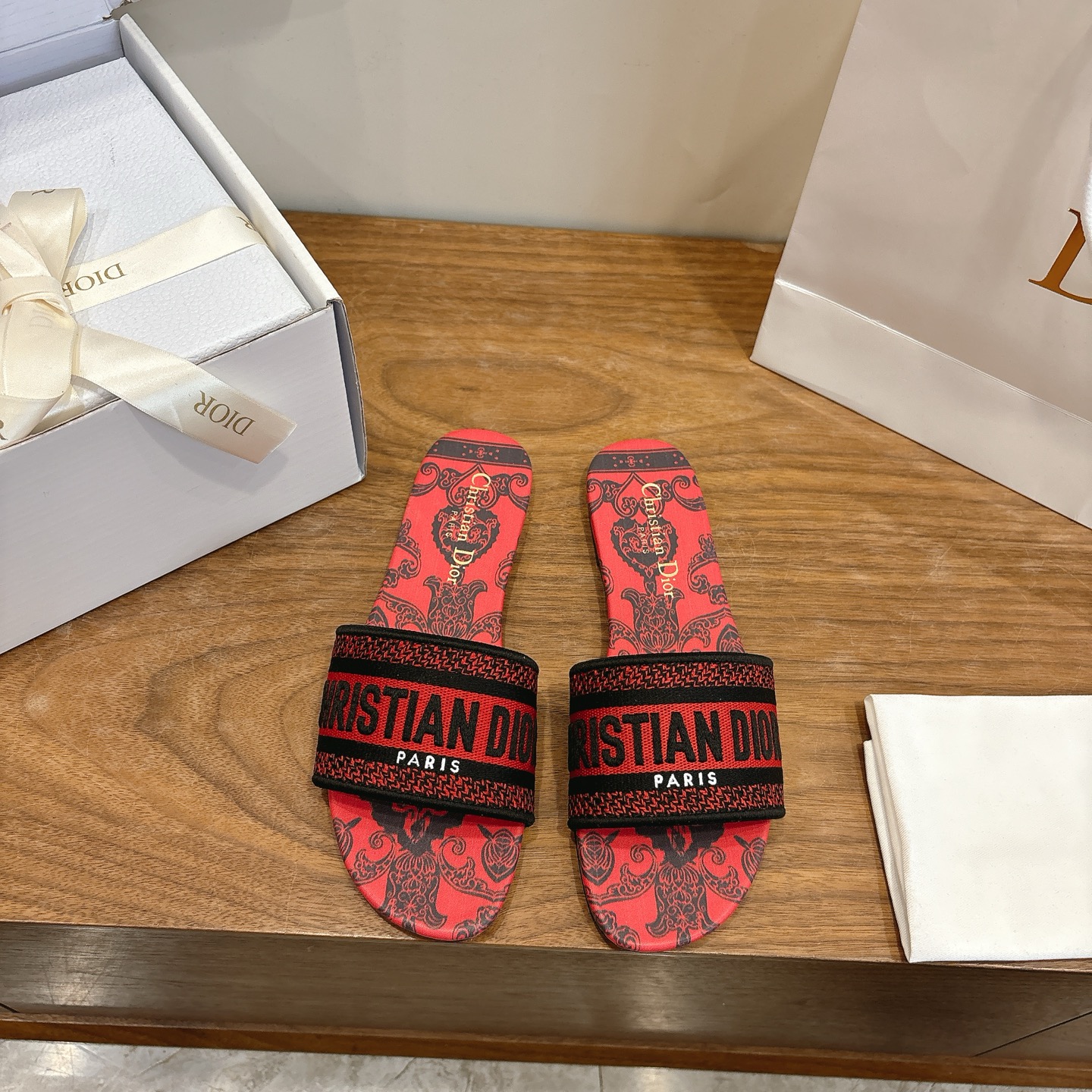 NO:695049,Flat bottom Dior 2026 new spring and summer one-piece color-blocked women's shoes, CD letter logo three-dimensional embroidery, square toe thick heel jelly color open-toe slippers, the top version on the market Material: Upper original high temperature water-soluble cotton electric embroidery technology silk fabric + water-dyed sheepskin lining + Italian leather outsole Packaging Each pair of shoes comes with an airplane box  size34-43 (34.40.41.42.43 customized, non-refundable and non-exchangeable), slippers, dior, dior, slippers, sheepskin, real silk, Leather soles19860909平底 迪奥 Dior 2026春夏新款一字拖拼色女鞋 CD字母logo立体刺绣 方头粗跟果冻色露趾拖鞋 市面顶级版本 材质:鞋面原版一致高温水溶棉质电绣科技真丝面料+水染羊皮内里+意大利真皮大底 包装每对鞋配飞机盒 size34-43（34.40.41.42.43定做不退不换）,拖鞋,dior,dior,slippers,sheepskin,real silk,Leather soles,Women's Shoes