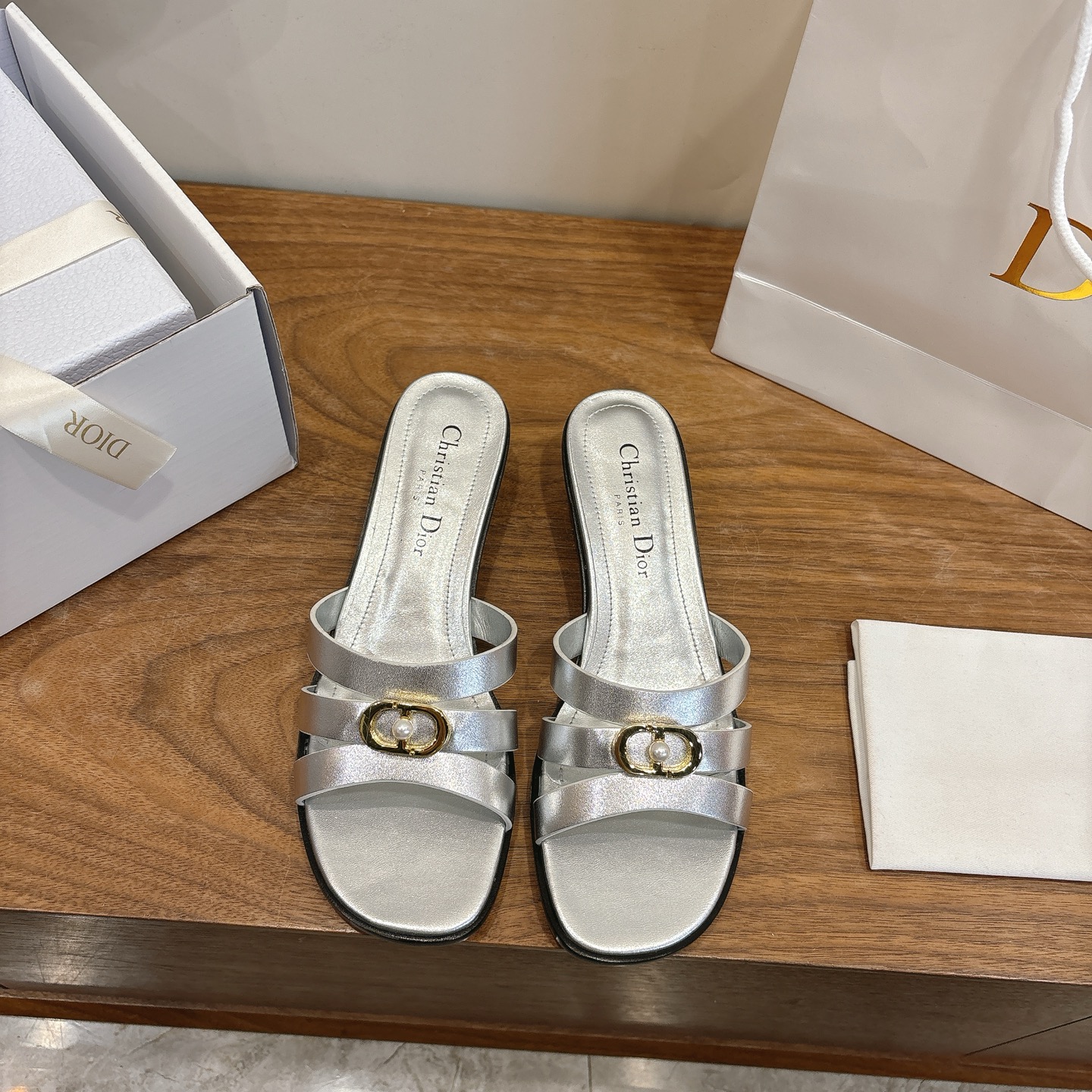 NO:695065,High heels Dior 2026 spring and summer new hollow cross-strap pearl women's shoes CD letter logo hardware buckle Round toe thick heel jelly color open-toe slippers The top version on the market Material: imported calfskin upper + water-dyed cowhide lining + Italian leather outsole Packaging Each pair of shoes comes with an airplane box  size34-43 (34.40.41.42.43 customized, non-refundable and non-exchangeable), slippers, dior, dior, slippers, cowhide, Leather soles19860909高跟 迪奥 Dior 2026春夏新款镂空交叉带珍珠女鞋 CD字母logo五金扣 圆头粗跟果冻色露趾拖鞋 市面顶级版本 材质:鞋面进口小牛皮+水染牛皮内里+意大利真皮大底 包装每对鞋配飞机盒 size34-43（34.40.41.42.43定做不退不换）,拖鞋,dior,dior,slippers,cowhide,Leather soles,Women's Shoes