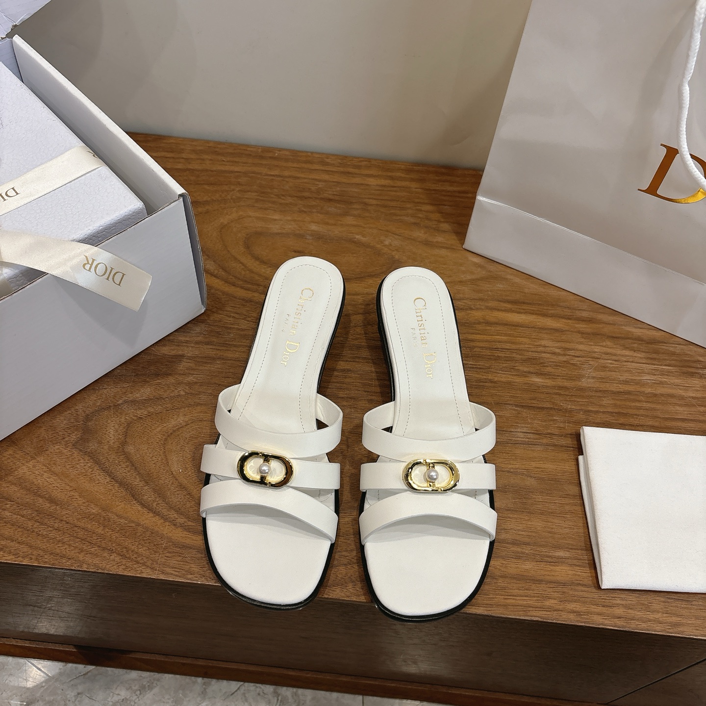 NO:695070,High heels Dior 2026 spring and summer new hollow cross-strap pearl women's shoes CD letter logo hardware buckle Round toe thick heel jelly color open-toe slippers Top version on the market Material: imported calfskin upper + water-dyed cowhide lining + Italian leather outsole Heel height 4.5cm Packaging Each pair of shoes comes with an airplane box  size34-43 (34.40.41.42.43 customized, non-refundable and non-exchangeable), slippers, dior, dior, slippers, cowhide, Leather soles19860909高跟 迪奥 Dior 2026春夏新款镂空交叉带珍珠女鞋 CD字母logo五金扣 圆头粗跟果冻色露趾拖鞋 市面顶级版本 材质:鞋面进口小牛皮+水染牛皮内里+意大利真皮大底 跟高4.5cm 包装每对鞋配飞机盒 size34-43（34.40.41.42.43定做不退不换）,拖鞋,dior,dior,slippers,cowhide,Leather soles,Women's Shoes