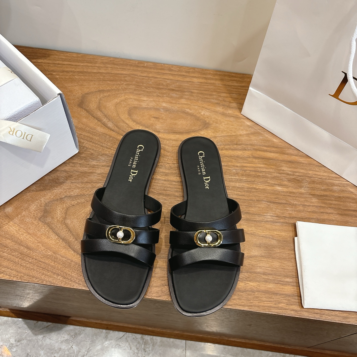 NO:695057,Flat bottom Dior 2026 spring and summer new hollow cross-strap pearl women's shoes CD letter logo hardware buckle Round toe thick heel jelly color open-toe slippers The top version on the market Material: imported calfskin upper + water-dyed cowhide lining + Italian leather outsole Packaging Each pair of shoes comes with an airplane box  size34-43 (34.40.41.42.43 customized, non-refundable and non-exchangeable), slippers, dior, dior, slippers, cowhide, Leather soles19860909平底 迪奥 Dior 2026春夏新款镂空交叉带珍珠女鞋 CD字母logo五金扣 圆头粗跟果冻色露趾拖鞋 市面顶级版本 材质:鞋面进口小牛皮+水染牛皮内里+意大利真皮大底 包装每对鞋配飞机盒 size34-43（34.40.41.42.43定做不退不换）,拖鞋,dior,dior,slippers,cowhide,Leather soles,Women's Shoes