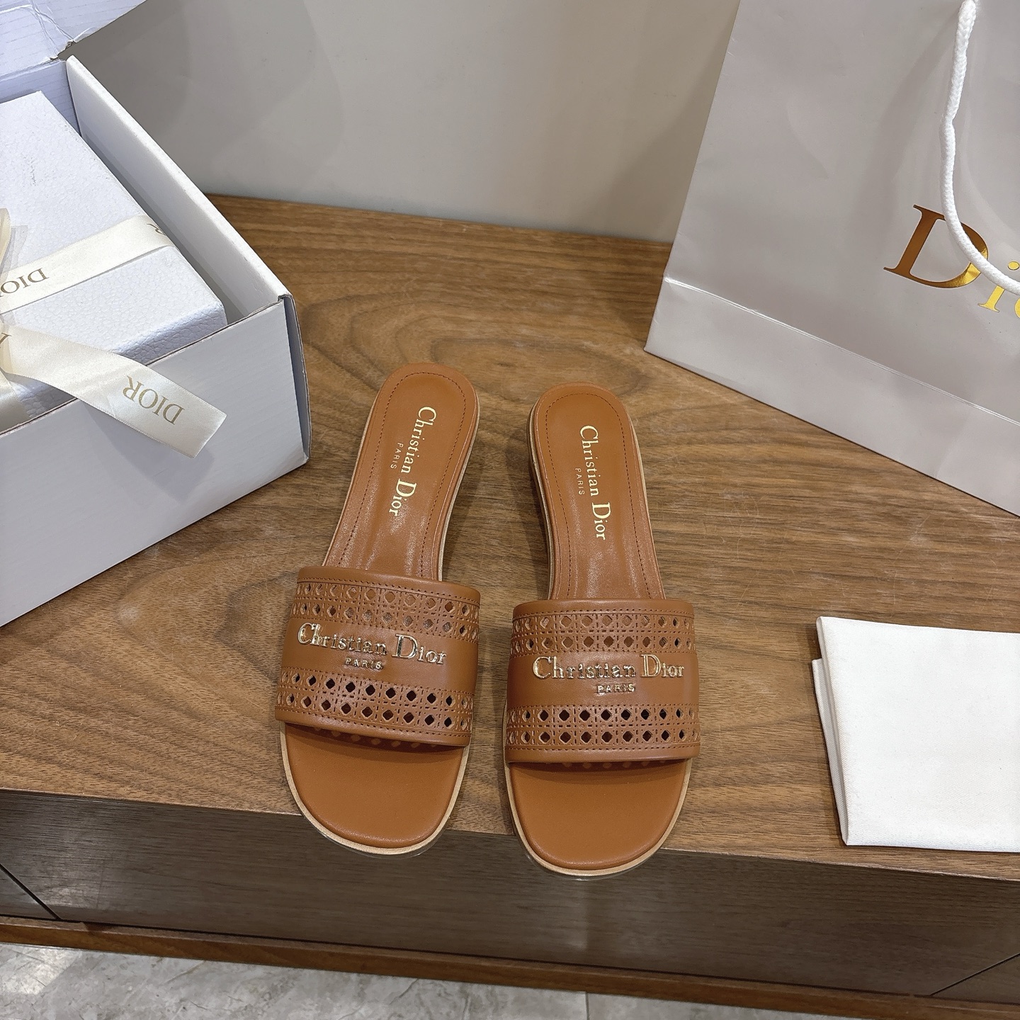 NO:695078,High heels Dior 2026 spring and summer new hollow women's shoes CD letter logo hardware buckle Round toe thick heel jelly color open toe slippers Top version on the market Material: imported calfskin upper + water-dyed cowhide lining + Italian genuine leather outsole + original molded pure copper hardware Heel height 4.5cm Packaging Each pair of shoes comes with an airplane box  size34-43 (34.40.41.42.43 customized, non-refundable and non-exchangeable), slippers, dior, dior, slippers, cowhide, Leather soles19860909高跟 迪奥 Dior 2026春夏新款镂空女鞋 CD字母logo五金扣 圆头粗跟果冻色露趾拖鞋 市面顶级版本 材质:鞋面进口小牛皮+水染牛皮内里+意大利真皮大底+原版开模纯铜五金 跟高4.5cm 包装每对鞋配飞机盒 size34-43（34.40.41.42.43定做不退不换）,拖鞋,dior,dior,slippers,cowhide,Leather soles,Women's Shoes