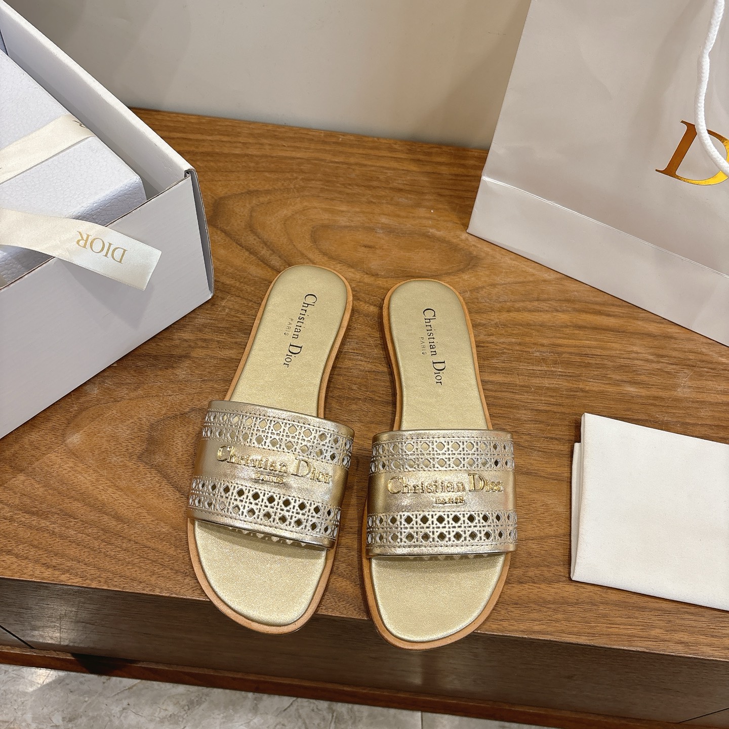 NO:695084,Flat bottom Dior 2026 spring and summer new hollow women's shoes CD letter logo hardware buckle Round toe thick heel jelly color open toe slippers The top version on the market Material: imported calfskin upper + water-dyed cowhide lining + Italian genuine leather outsole + original molded pure copper hardware Packaging Each pair of shoes comes with an airplane box  size34-43 (34.40.41.42.43 customized, non-refundable and non-exchangeable), slippers, dior, dior, slippers, cowhide, Leather soles19860909平底 迪奥 Dior 2026春夏新款镂空女鞋 CD字母logo五金扣 圆头粗跟果冻色露趾拖鞋 市面顶级版本 材质:鞋面进口小牛皮+水染牛皮内里+意大利真皮大底+原版开模纯铜五金 包装每对鞋配飞机盒 size34-43（34.40.41.42.43定做不退不换）,拖鞋,dior,dior,slippers,cowhide,Leather soles,Women's Shoes