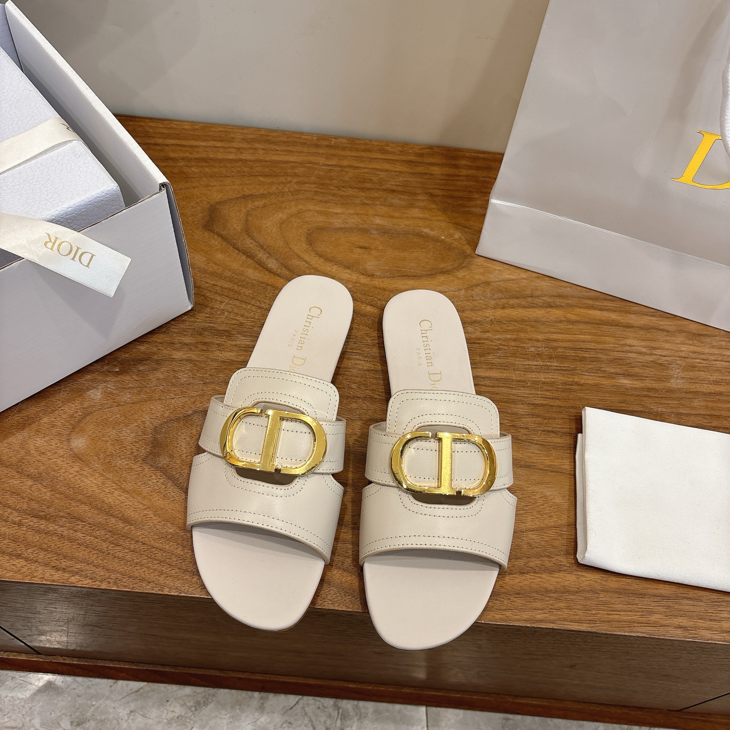 NO:695090,Flat bottom Dior 2026 new spring and summer jelly color hollow women's shoes CD letter logo hardware buckle Round toe jelly color open-toe slippers The top version on the market Material: imported calfskin upper + water-dyed sheepskin lining + Italian leather outsole Packaging Each pair of shoes comes with an airplane box  size34-43 (34.40.41.42.43 customized, non-refundable and non-exchangeable), slippers, dior, dior, slippers, cowhide, sheepskin, Leather soles19860909平底 迪奥 Dior 2026春夏新款果冻色镂空女鞋 CD字母logo五金扣 圆头果冻色露趾拖鞋 市面顶级版本 材质:鞋面进口小牛皮+水染羊皮内里+意大利真皮大底 包装每对鞋配飞机盒 size34-43（34.40.41.42.43定做不退不换）,拖鞋,dior,dior,slippers,cowhide,sheepskin,Leather soles,Women's Shoes