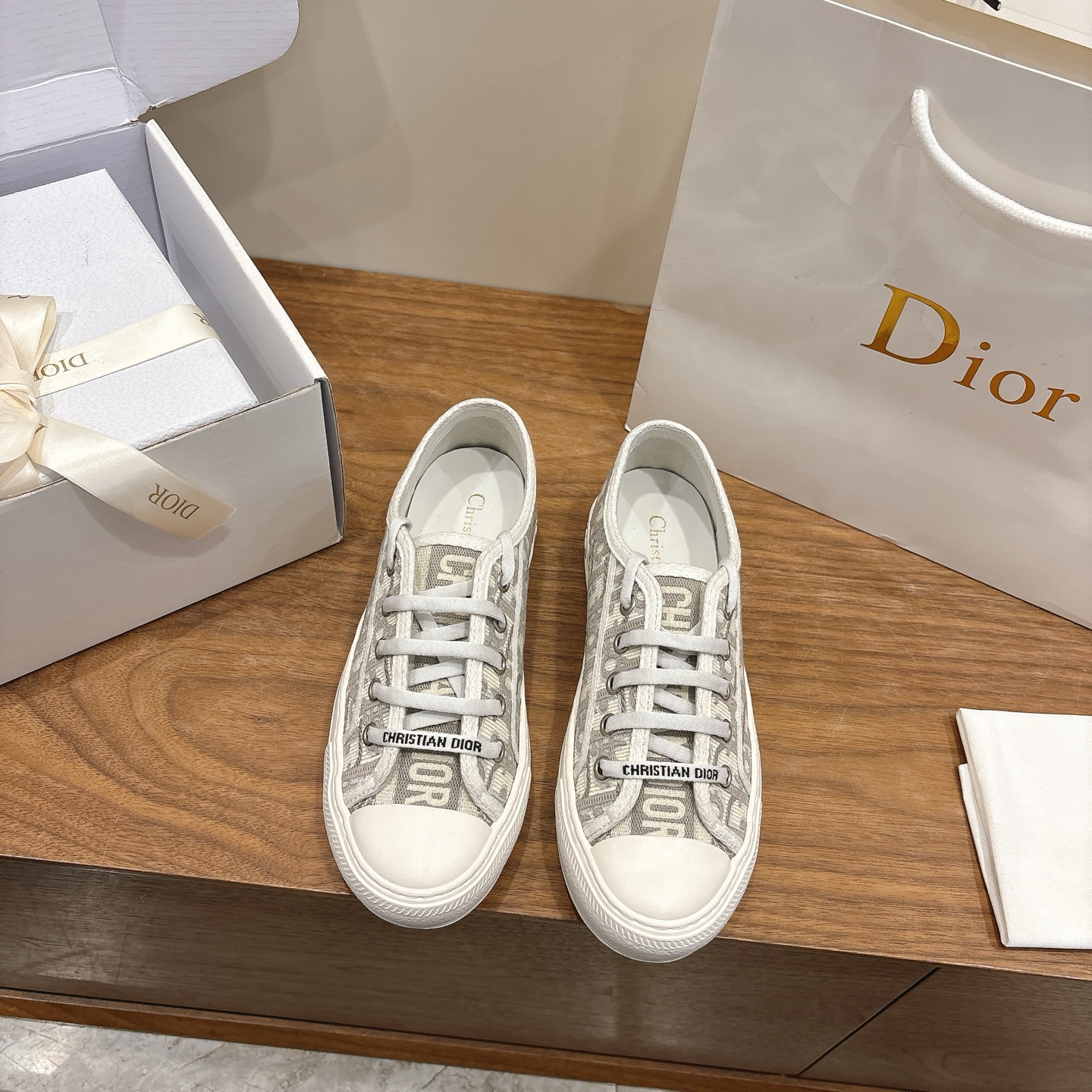NO:695086,: Dior 2026 early spring latest couple’s thick-soled strapped low-top casual shoes Walk’n Dior Oblique dark flower letter logo jacquard embroidery pattern color-blocking canvas sports white shoes The highest version on the market Material: original imported environmentally friendly embroidery upper + water-dyed sheepskin lining + high elastic Logo foam paste cowhide foot pads + original molded Tpu outsole  Size35-42 (40.41.42 customization is not returnable), casual shoes/sports shoes, dior, dior, sneakers, cowhide, sheepskin19860909: Dior 迪奥2026早春最新情侣款厚底绑带低帮休闲鞋 Walk’n Dior Oblique 暗花字母logo提花刺绣图案拼色帆布运动小白鞋 市面最高版本 材质:原版进口环保刺绣鞋面+水染羊皮内里+高弹力Logo发泡贴牛皮垫脚+原版开模Tpu大底 Size35-42(40.41.42定制不退换),休闲鞋/运动鞋,dior,dior,sneakers,cowhide,sheepskin,Women's Shoes