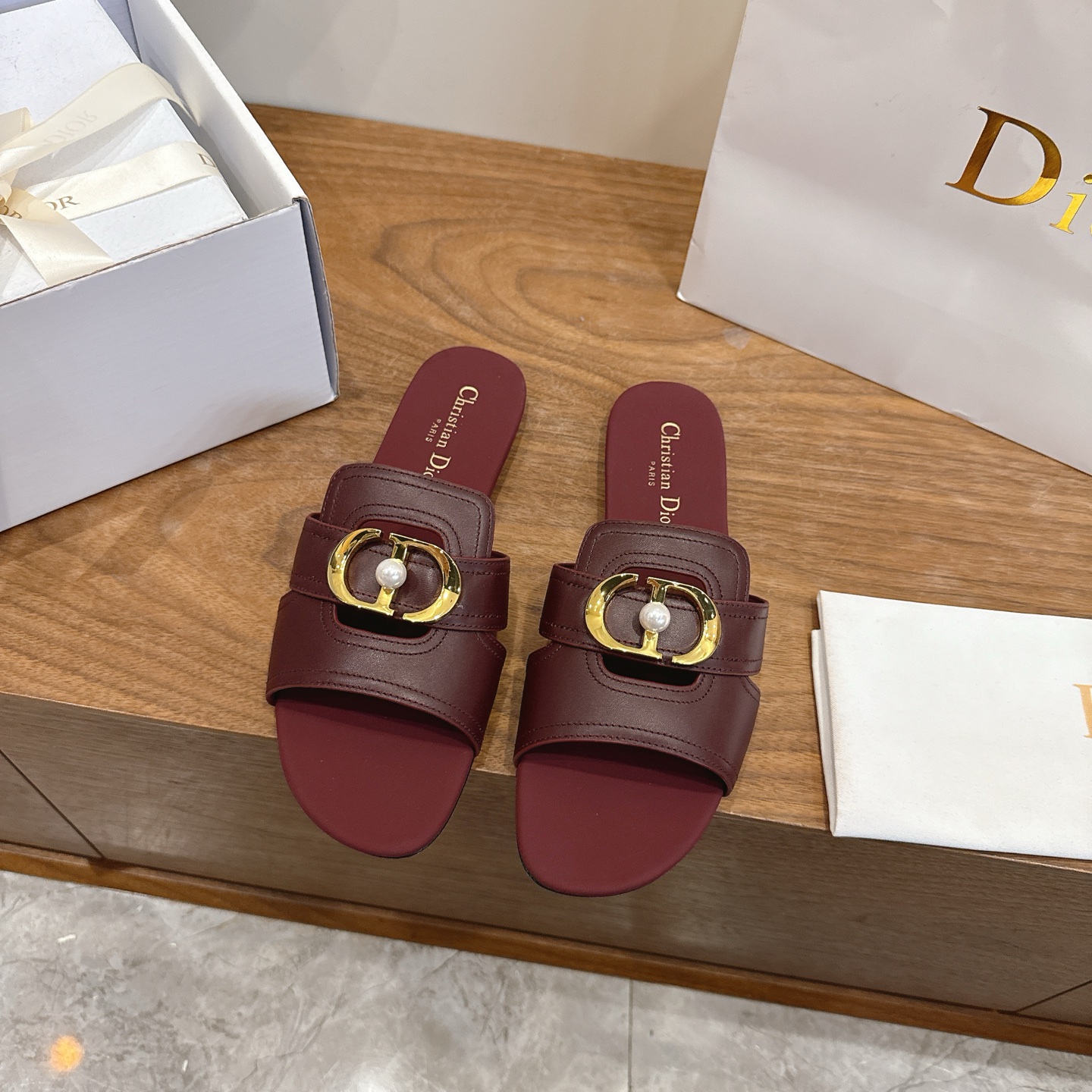 NO:707276,Flat bottom Dior 2026 new spring and summer jelly color hollow women's shoes CD letter logo pearl hardware buckle round toe jelly color open-toe slippers Top version on the market Material: upper imported calfskin + water-dyed sheepskin lining + Italian leather outsole Packaging Each pair of shoes comes with an airplane box  size34-43 (34.40.41.42.43 customized, non-refundable and non-exchangeable), slippers, dior, dior, slippers, cowhide, sheepskin, Leather soles19860909平底 迪奥 Dior 2026春夏新款果冻色镂空女鞋 CD字母logo珍珠五金扣 圆头果冻色露趾拖鞋 市面顶级版本 材质:鞋面进口小牛皮+水染羊皮内里+意大利真皮大底 包装每对鞋配飞机盒 size34-43（34.40.41.42.43定做不退不换）,拖鞋,dior,dior,slippers,cowhide,sheepskin,Leather soles,Women's Shoes